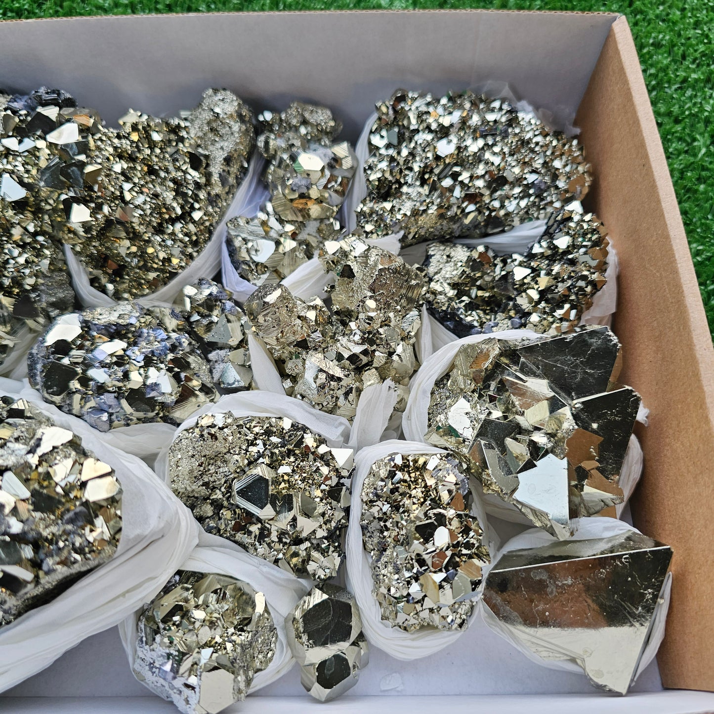Box 14 pcs big pyrite Octahedral