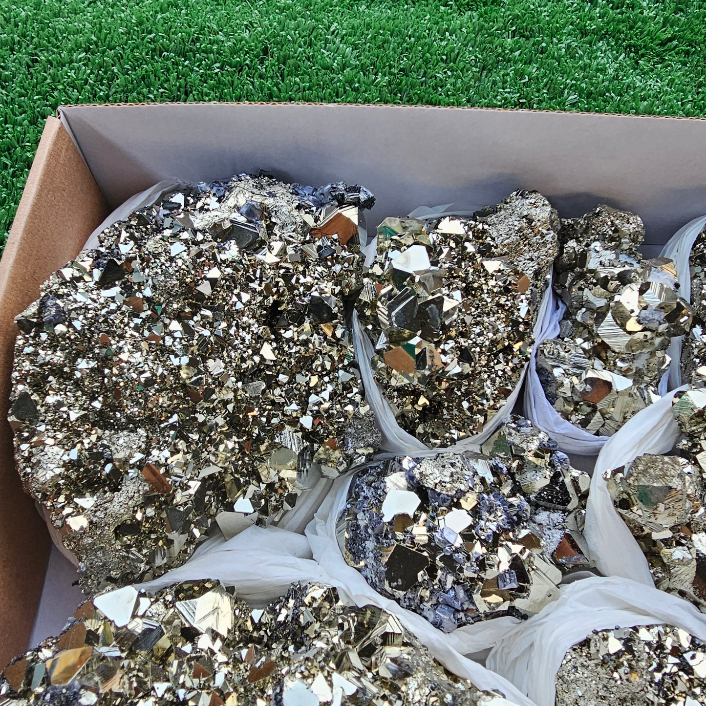 Box 14 pcs big pyrite Octahedral