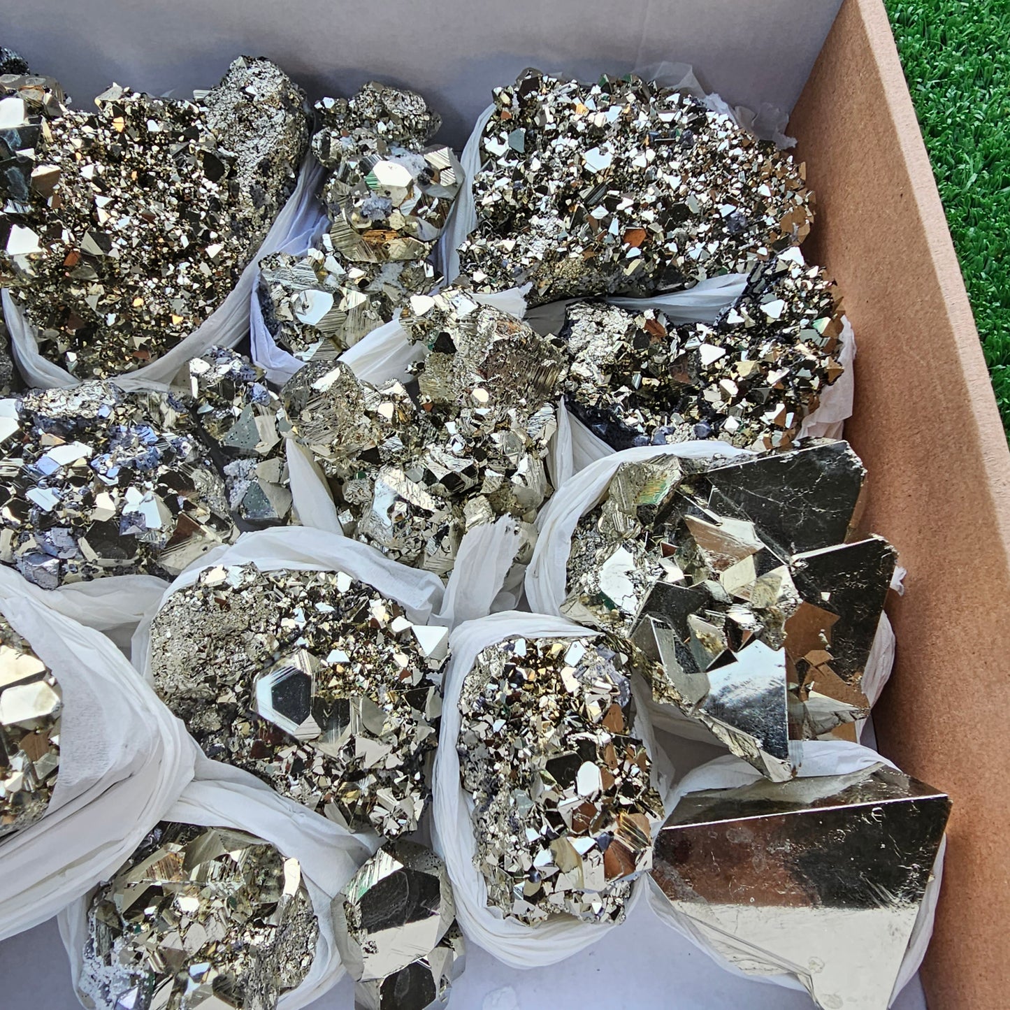 Box 14 pcs big pyrite Octahedral