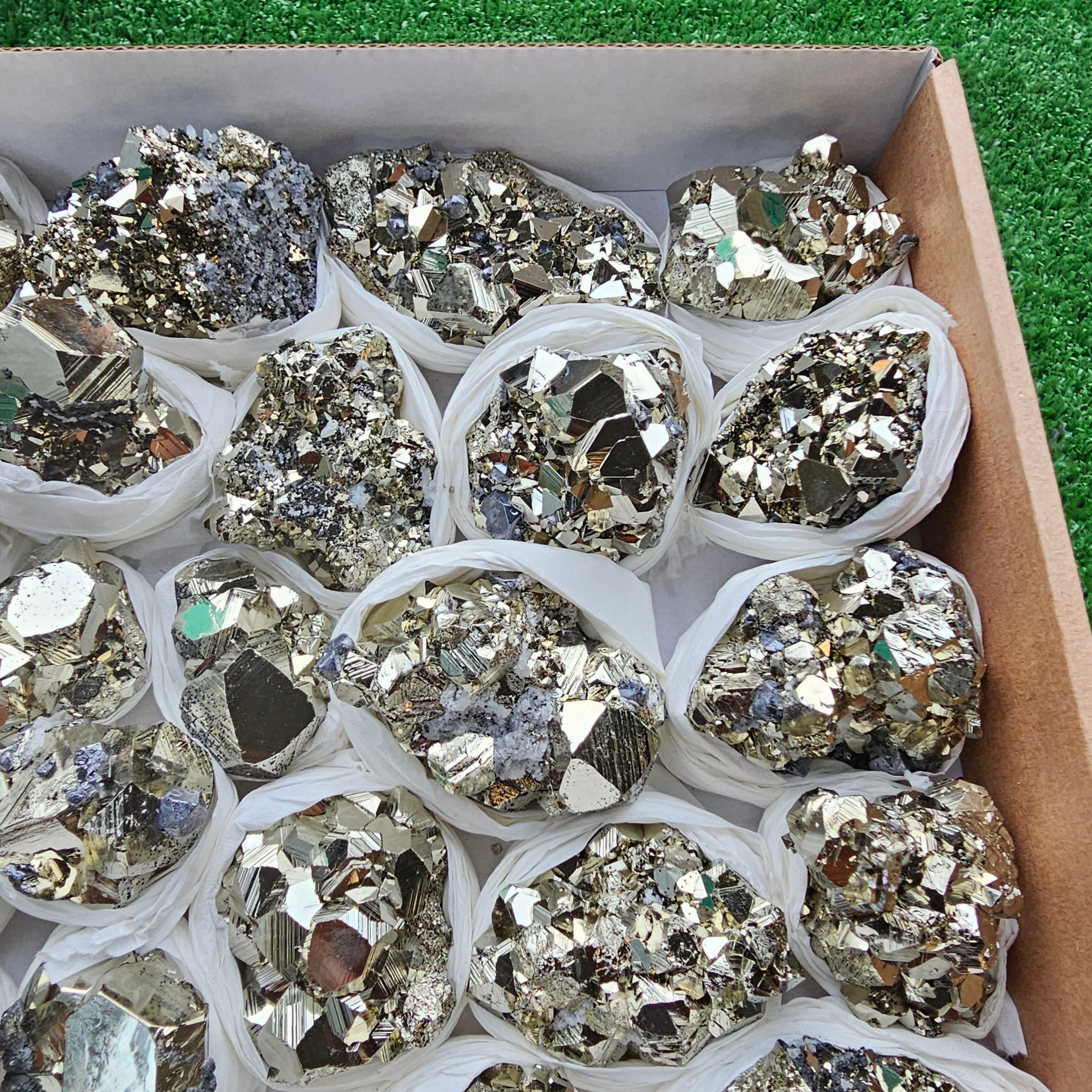 Box 31 pcs big pyrite Octahedral