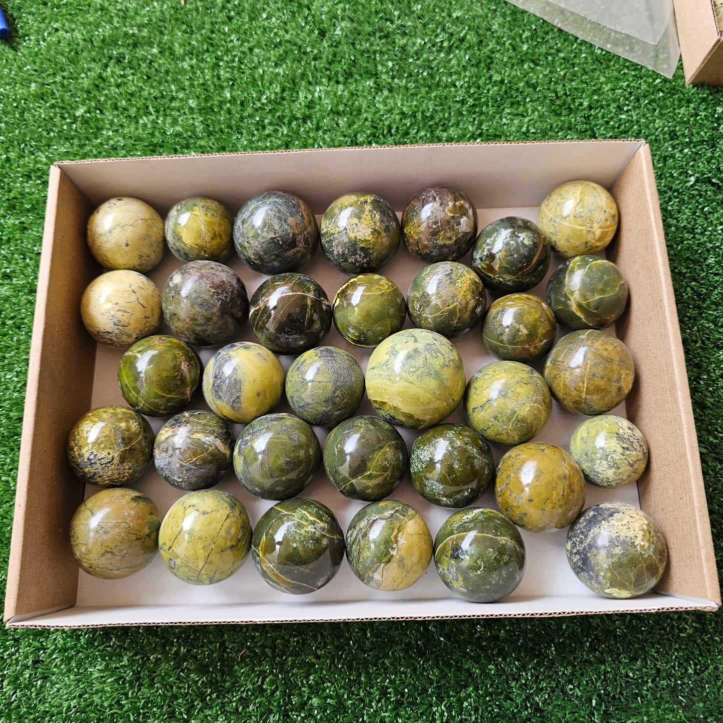 33 pc green serpentine spheres