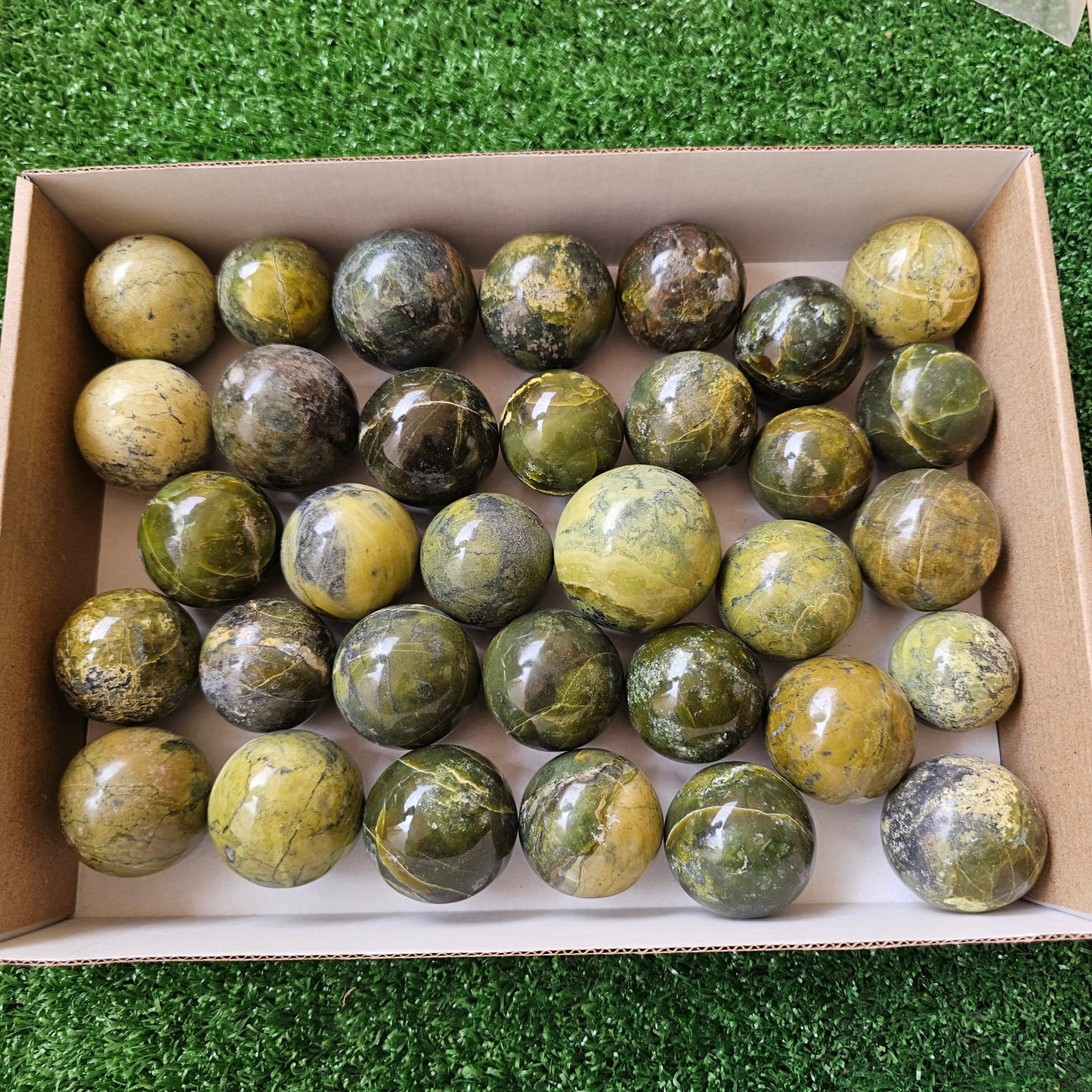 33 pc green serpentine spheres