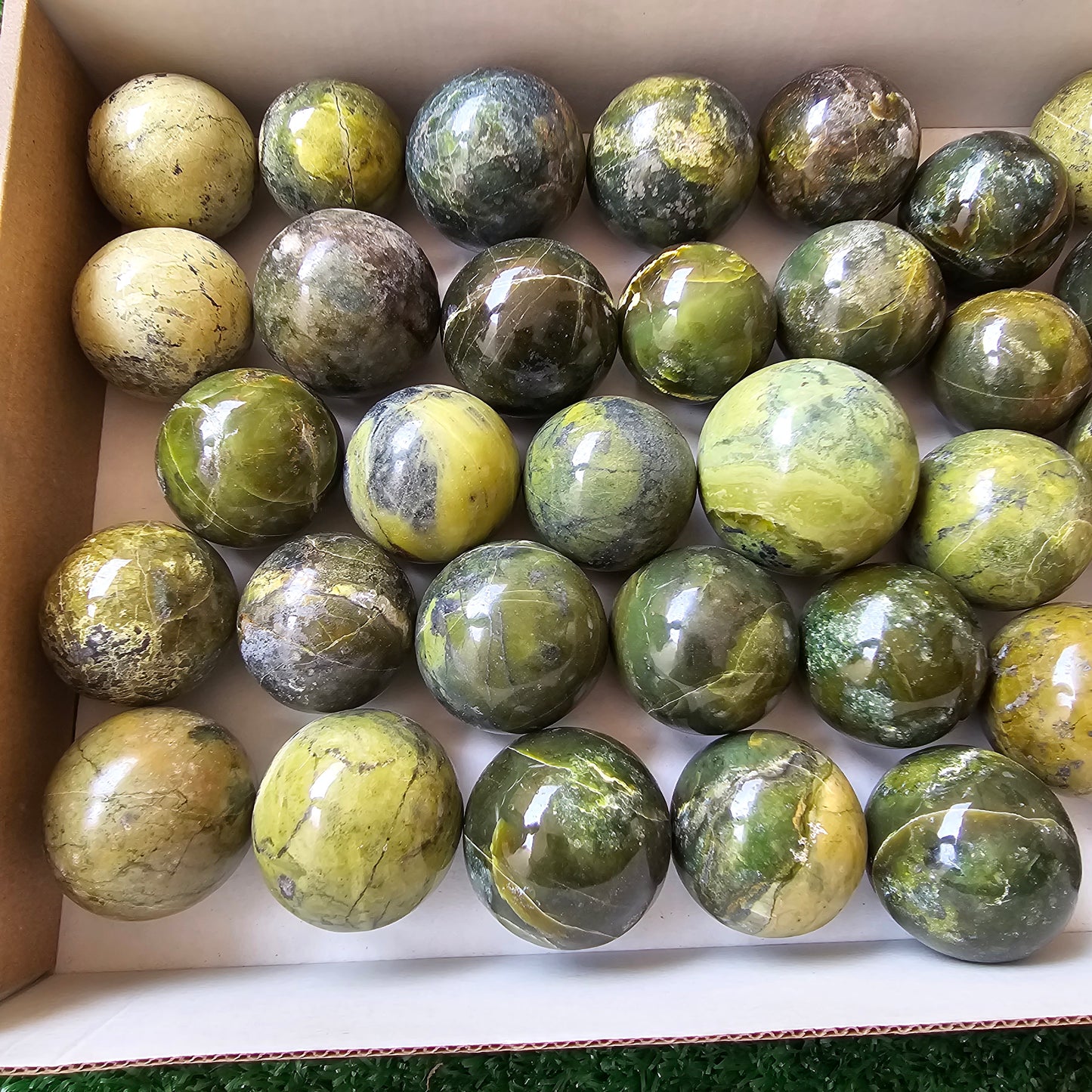 33 pc green serpentine spheres