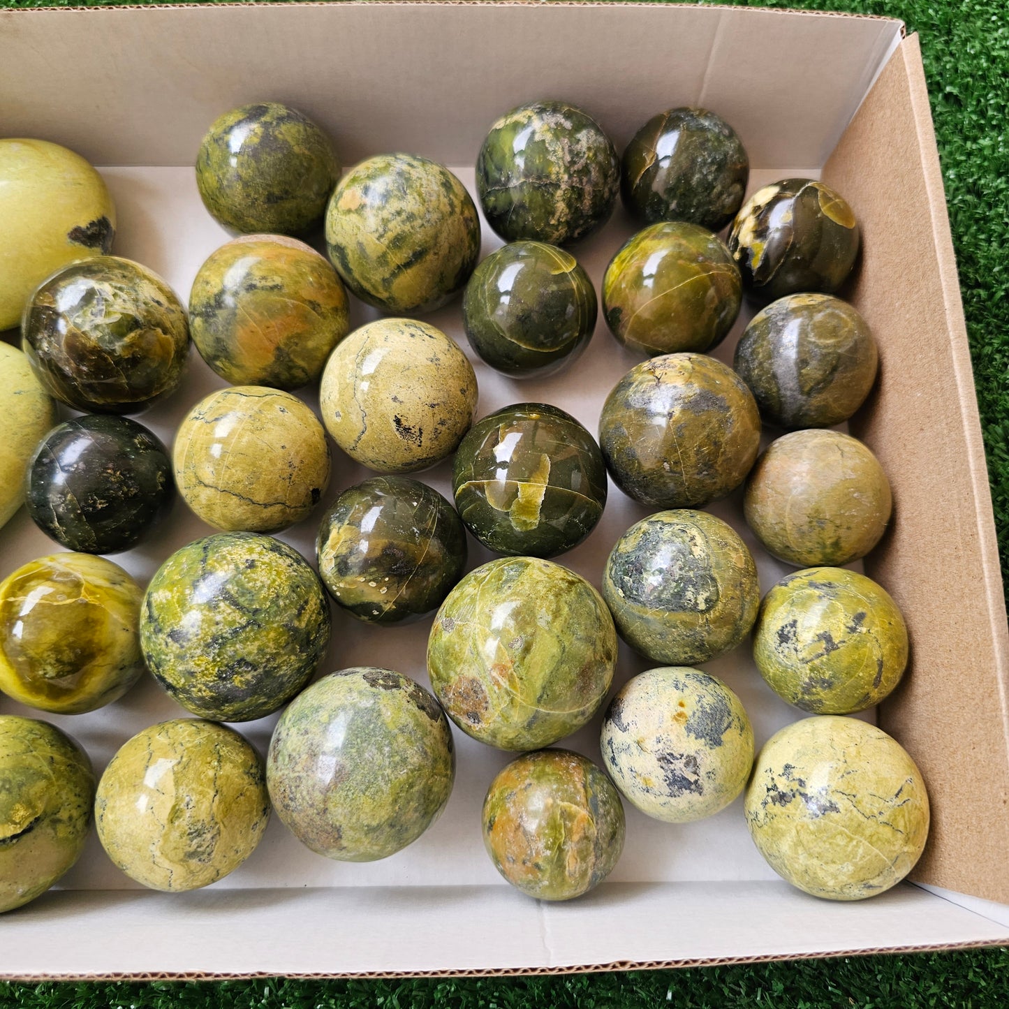 32 pc green serpentine spheres & palms