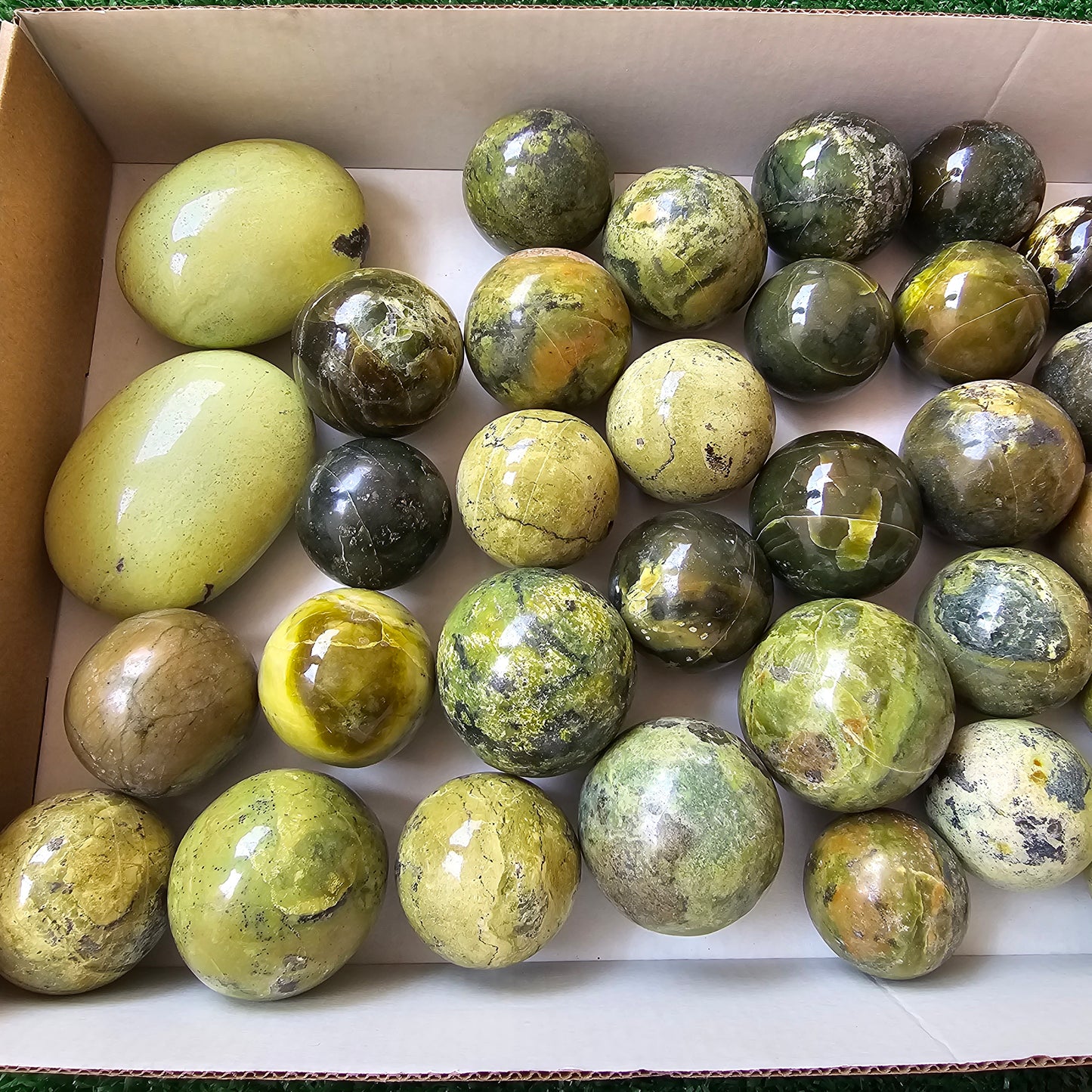 32 pc green serpentine spheres & palms
