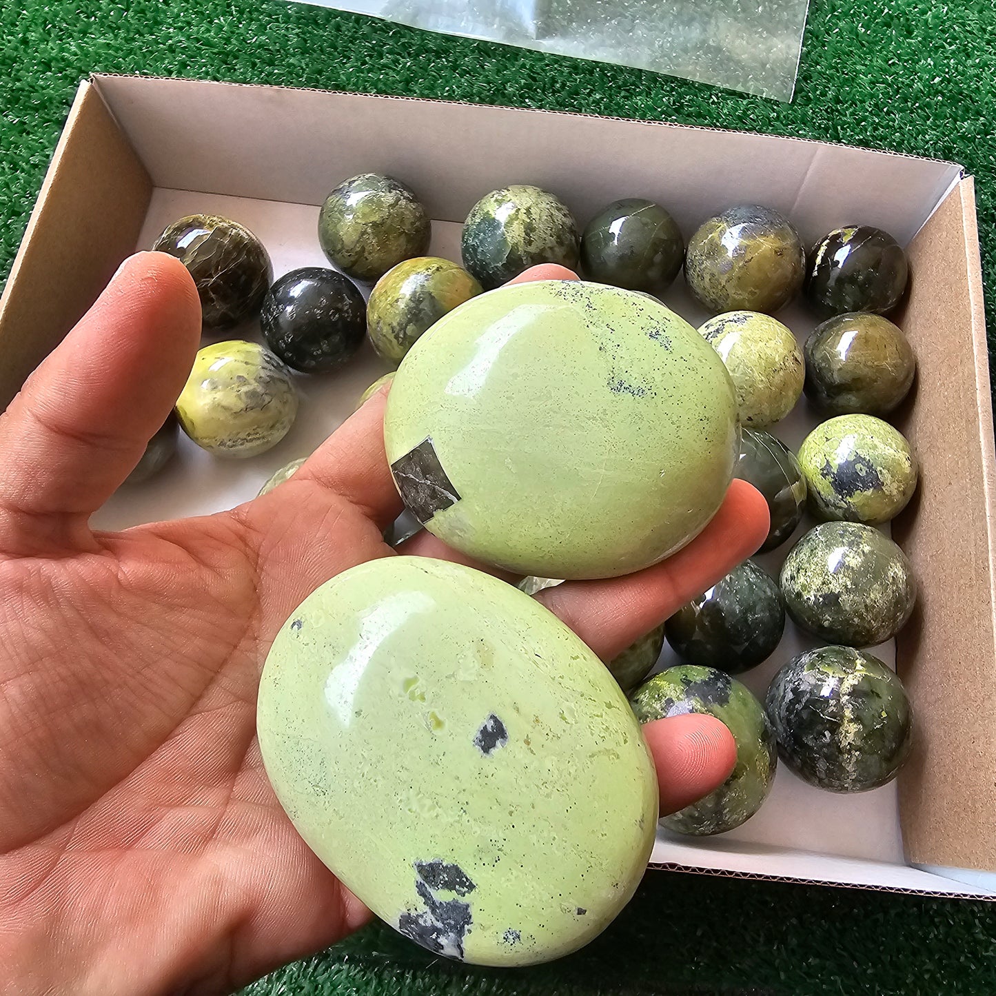 32 pc green serpentine spheres & palms