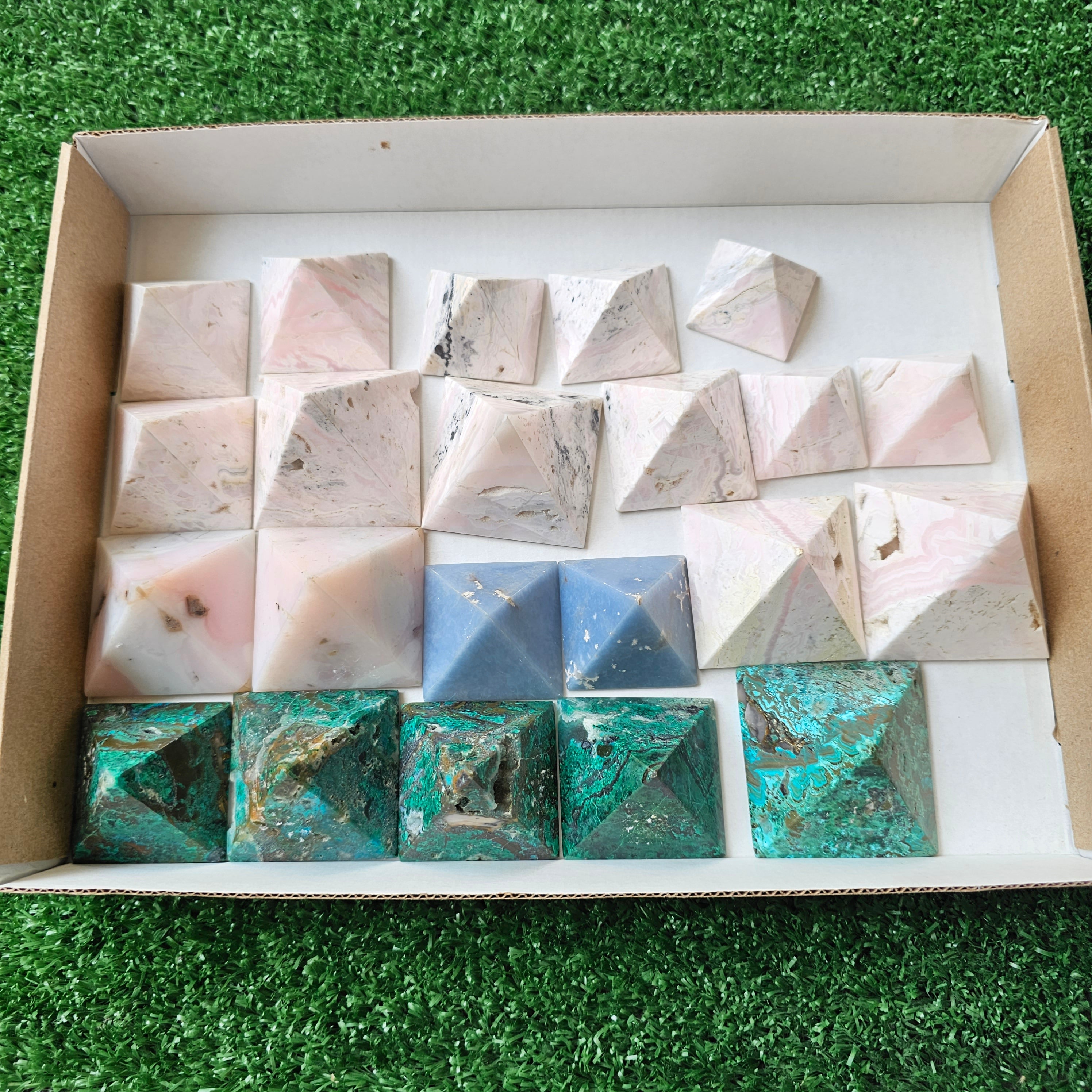 22 pc mixted stones pyramids