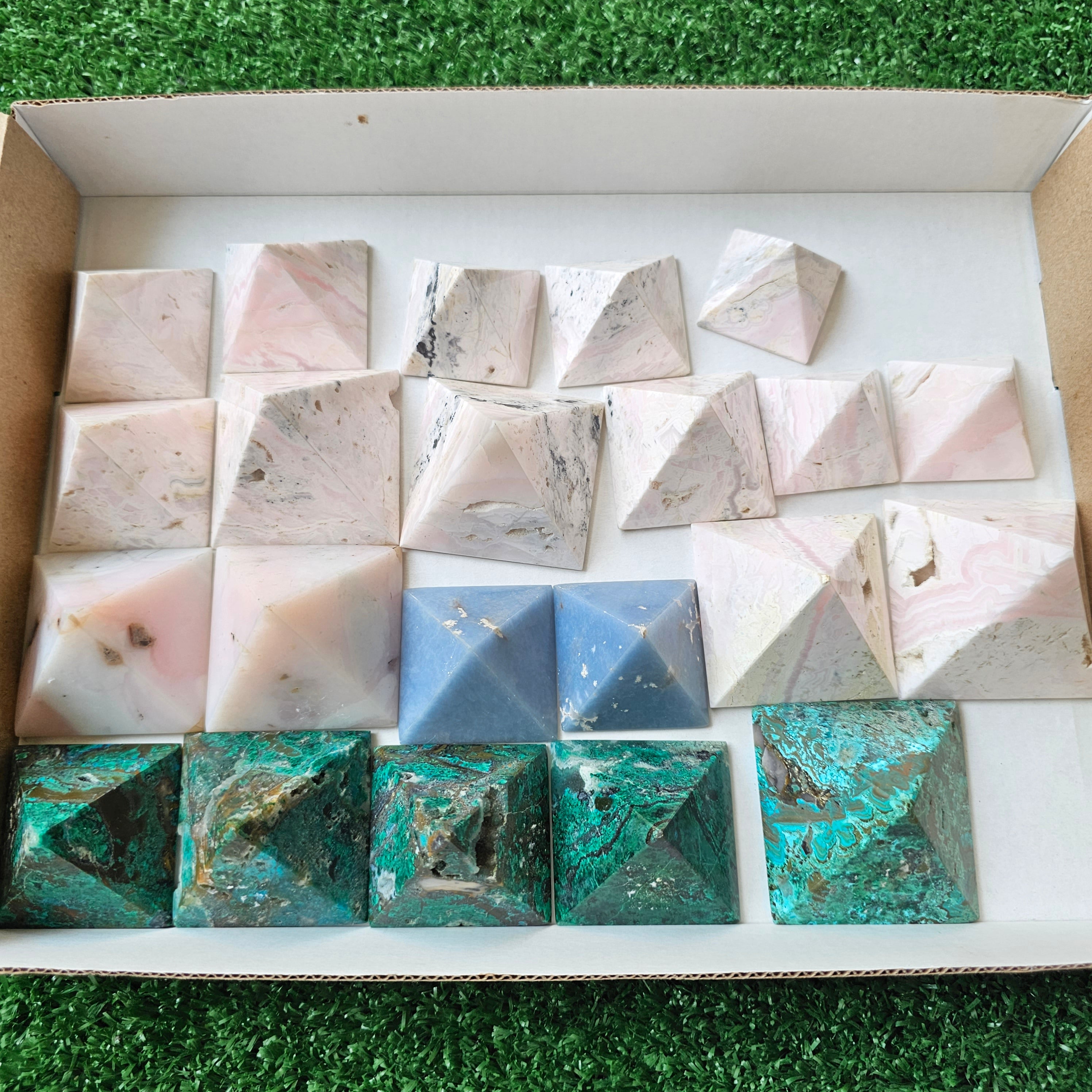 22 pc mixted stones pyramids