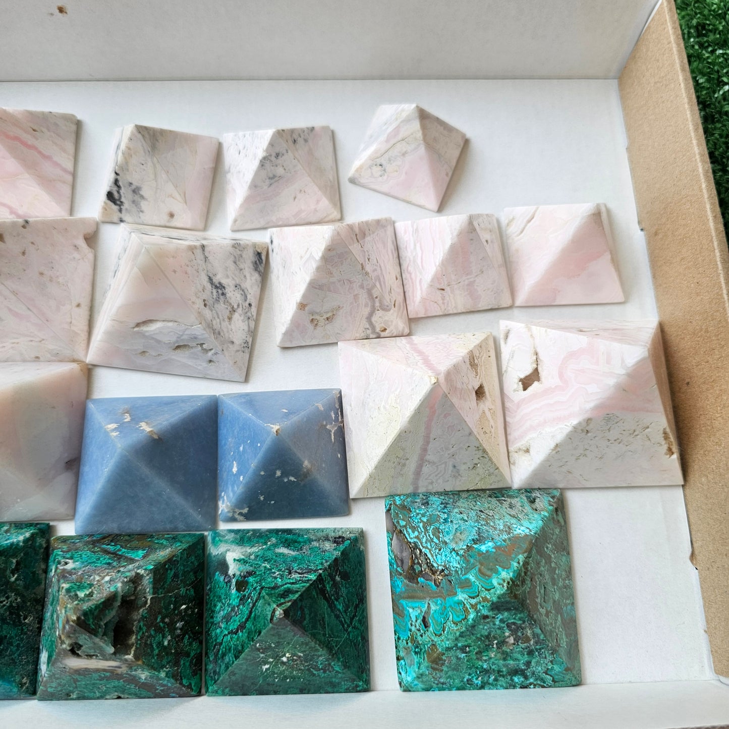 22 pc mixted stones pyramids