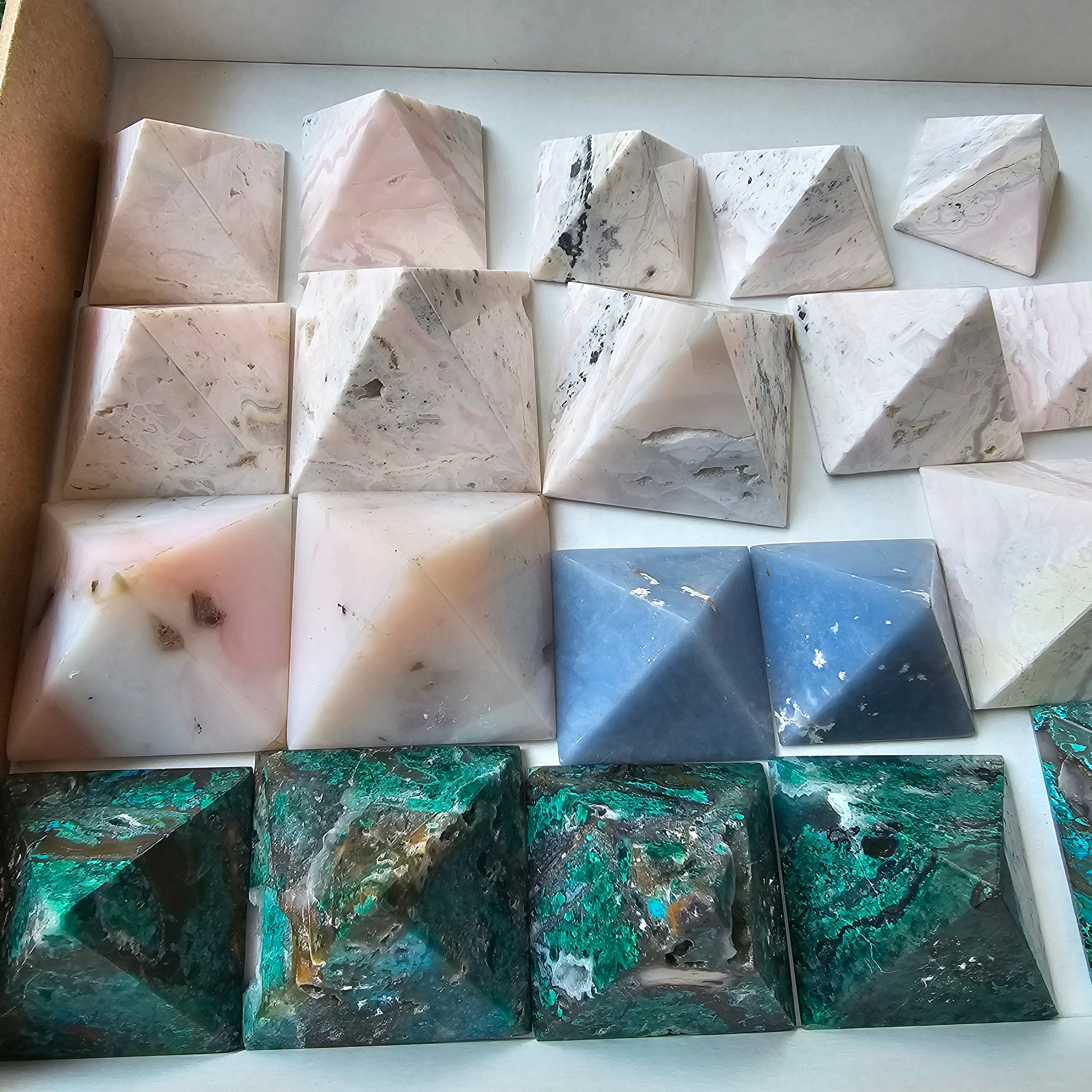 22 pc mixted stones pyramids