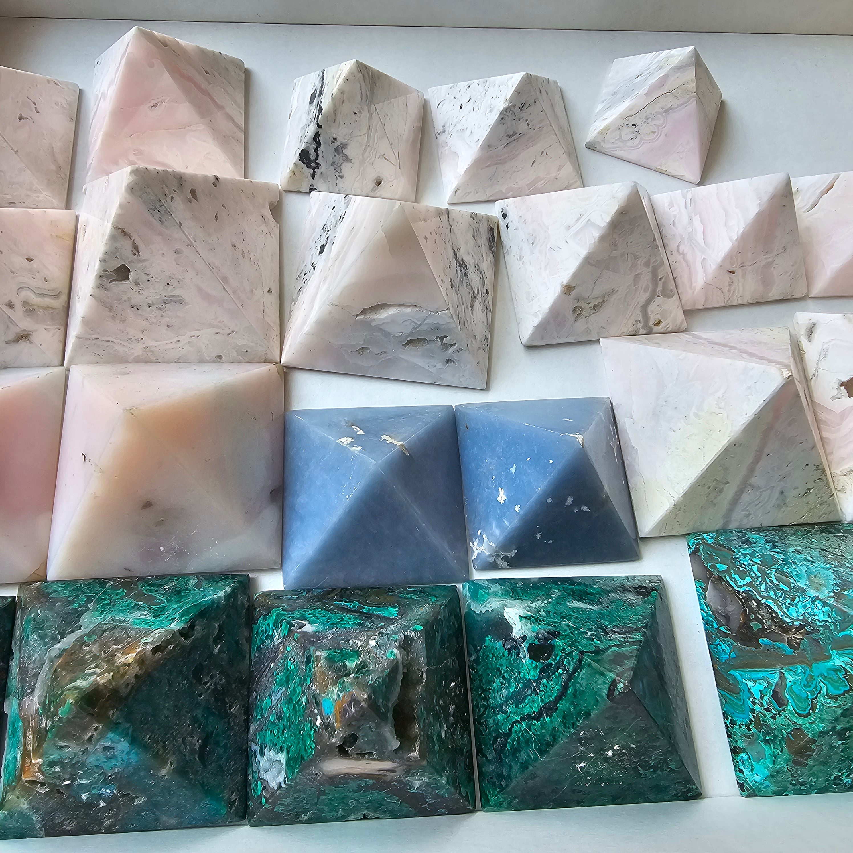22 pc mixted stones pyramids