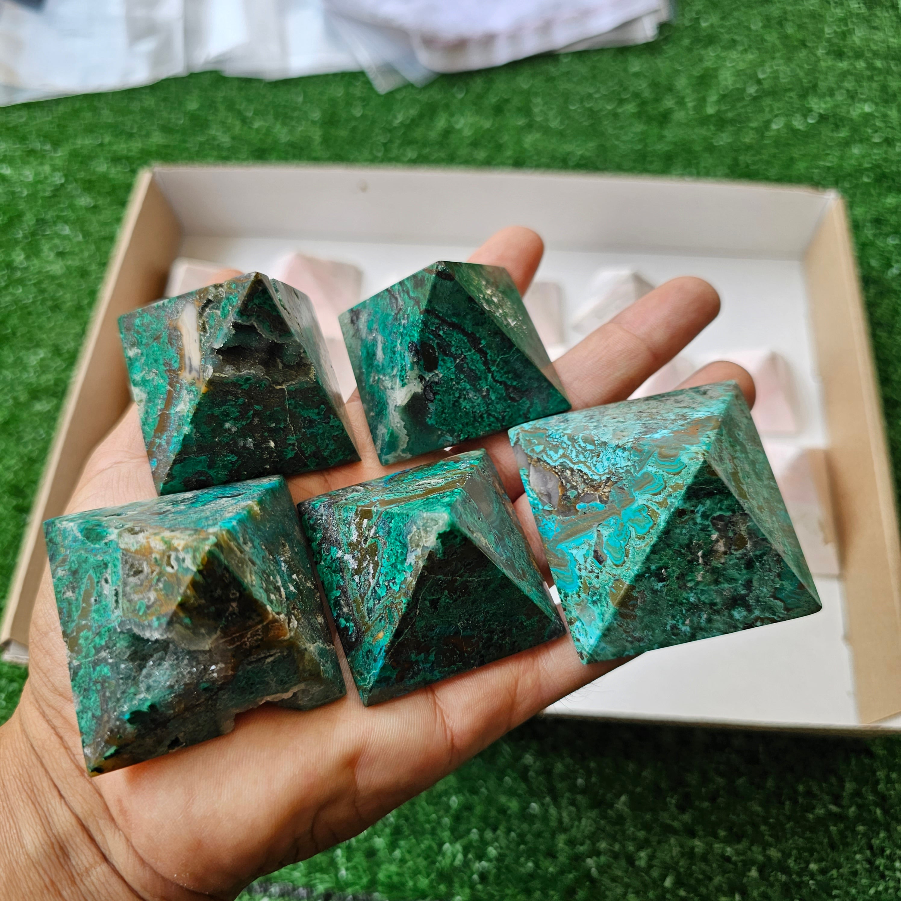 22 pc mixted stones pyramids