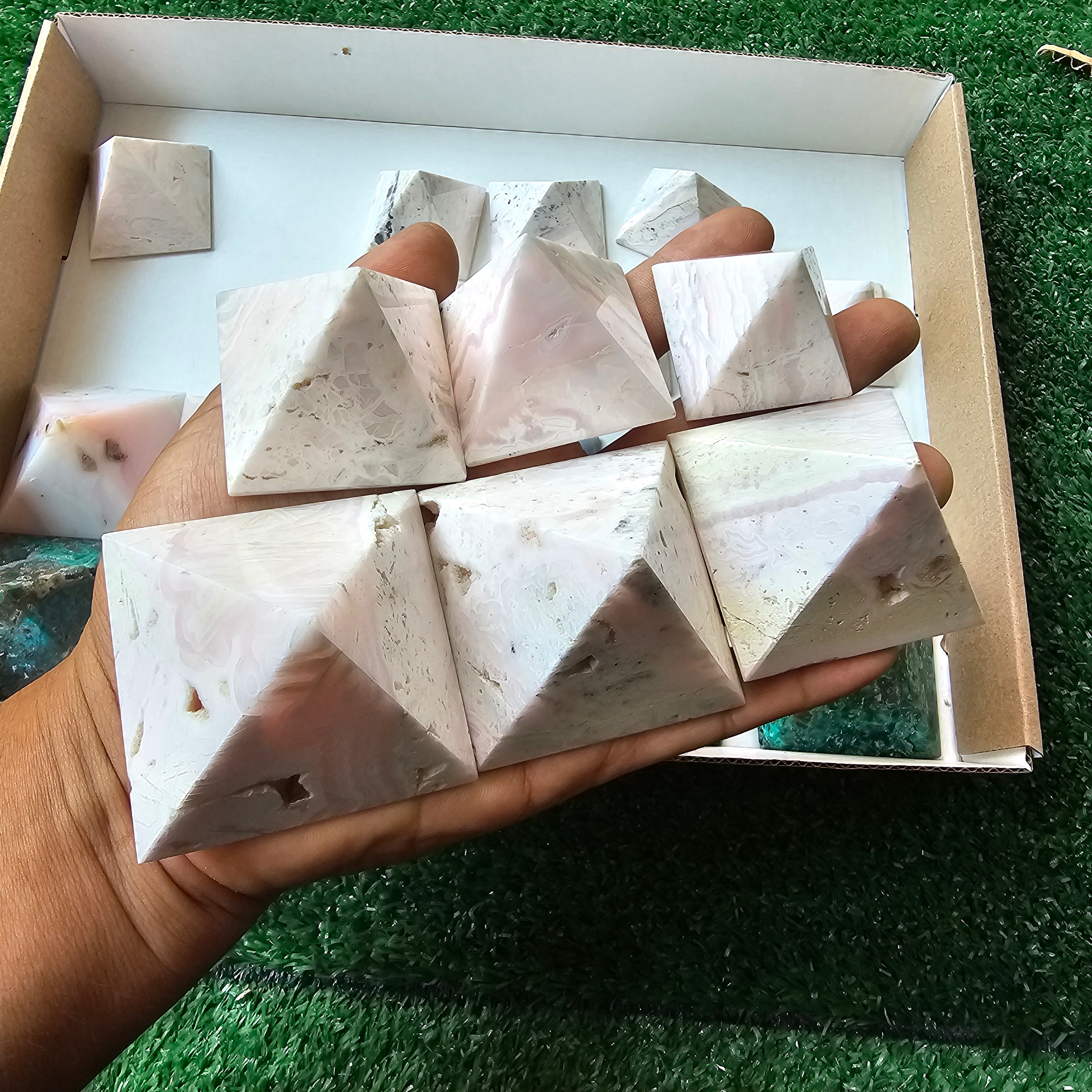 22 pc mixted stones pyramids