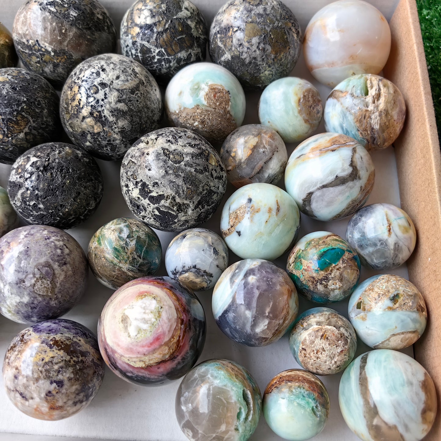 Lot 37 pcs Mixed Stone Spheres