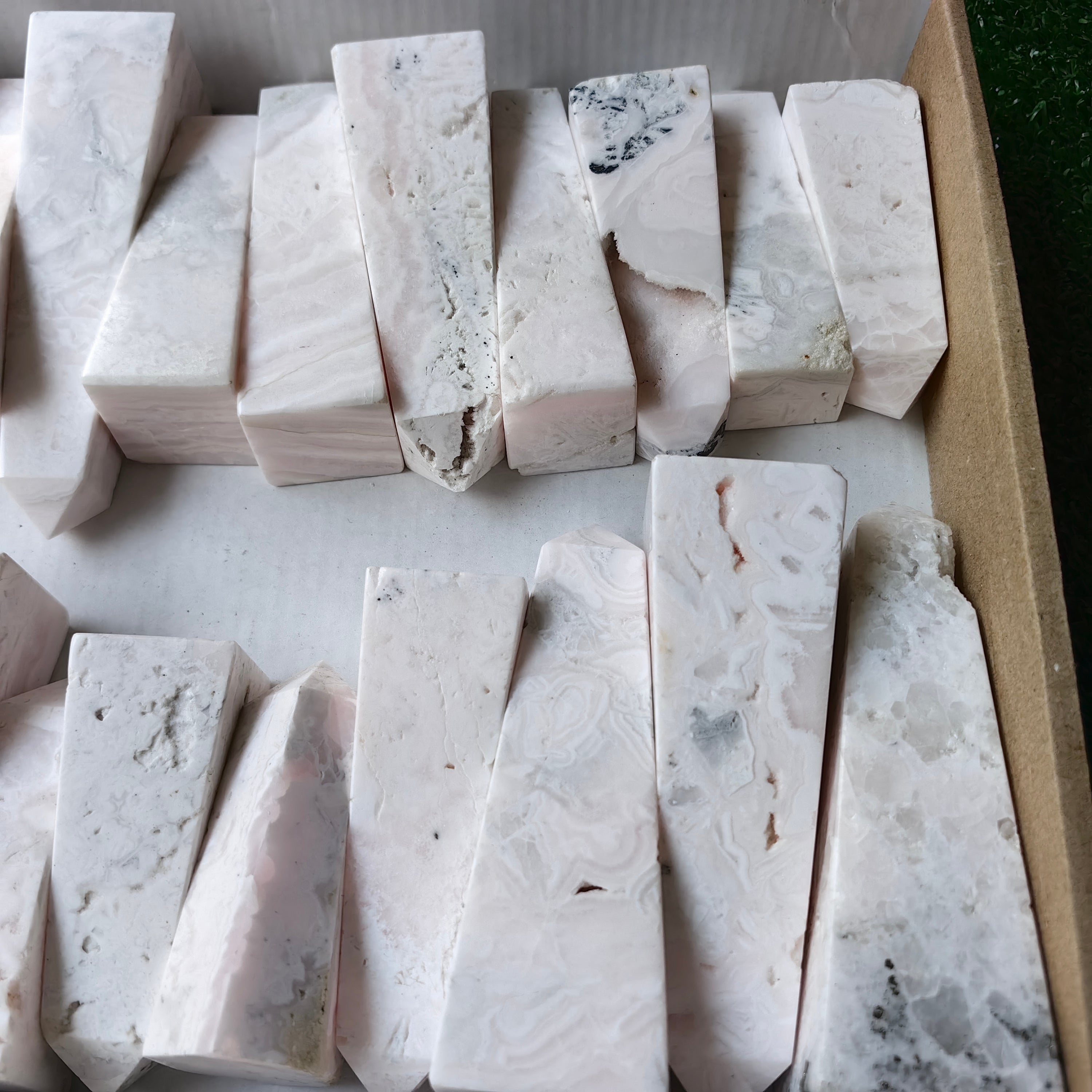 24 pc mangano calcite towers