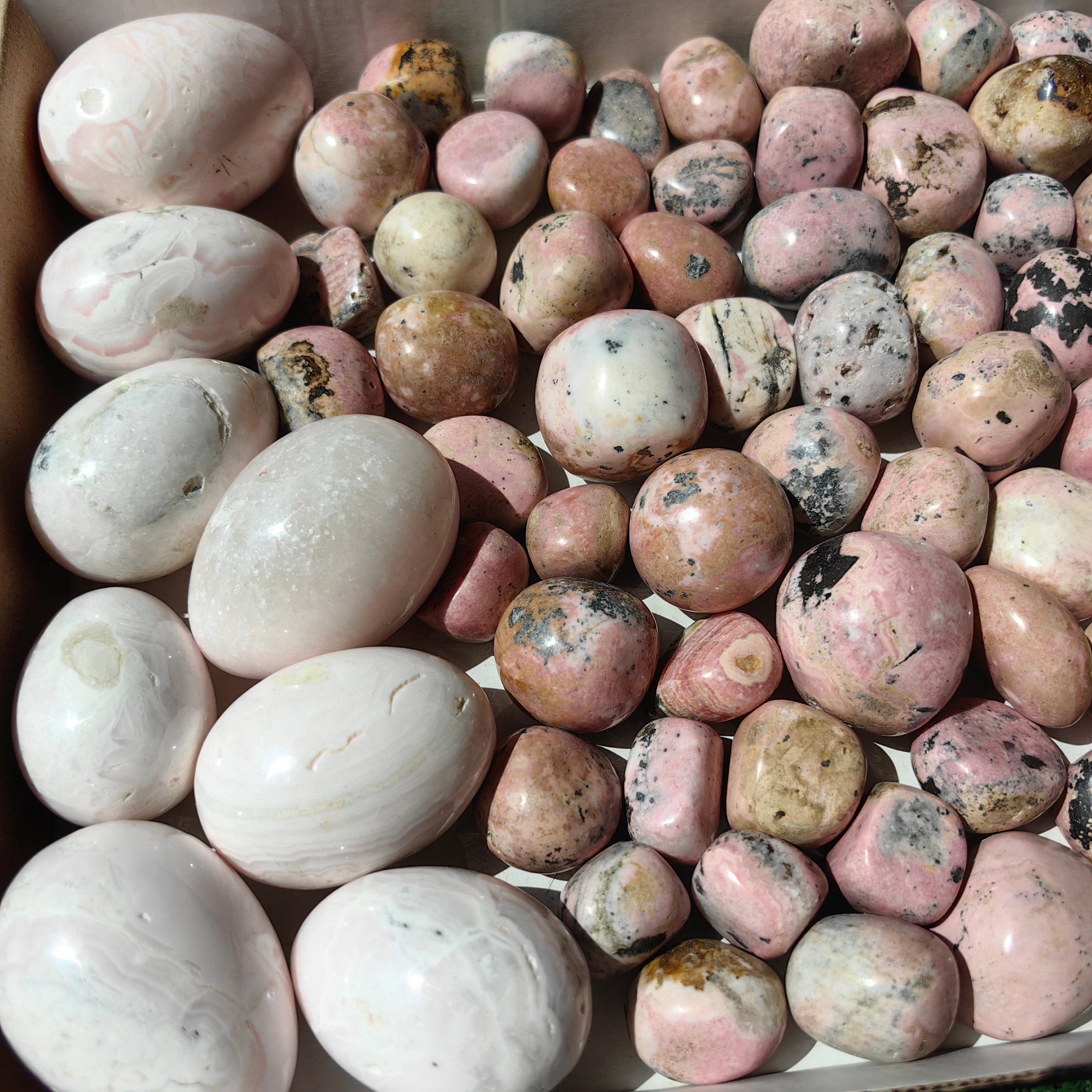 2.7 kg rhodonite tumbled & mangano egg