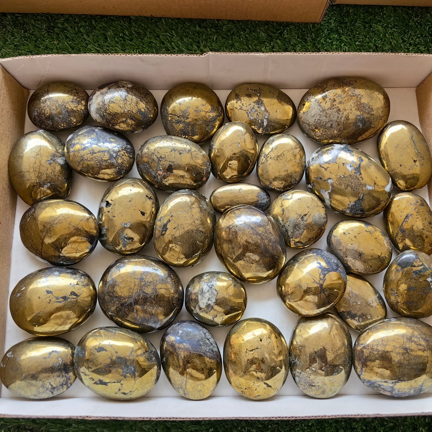 32 pc chalcopyrite with covellite palms