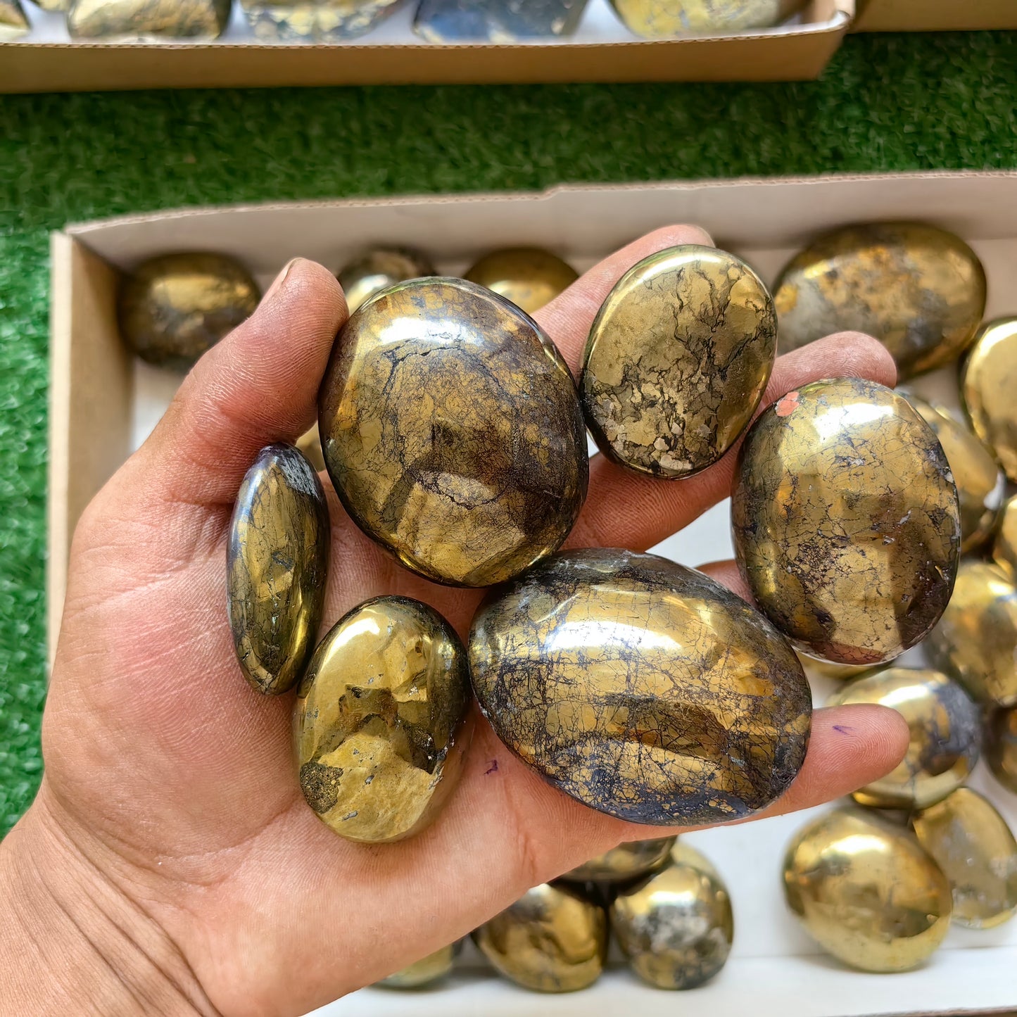 32 pc chalcopyrite with covellite palms