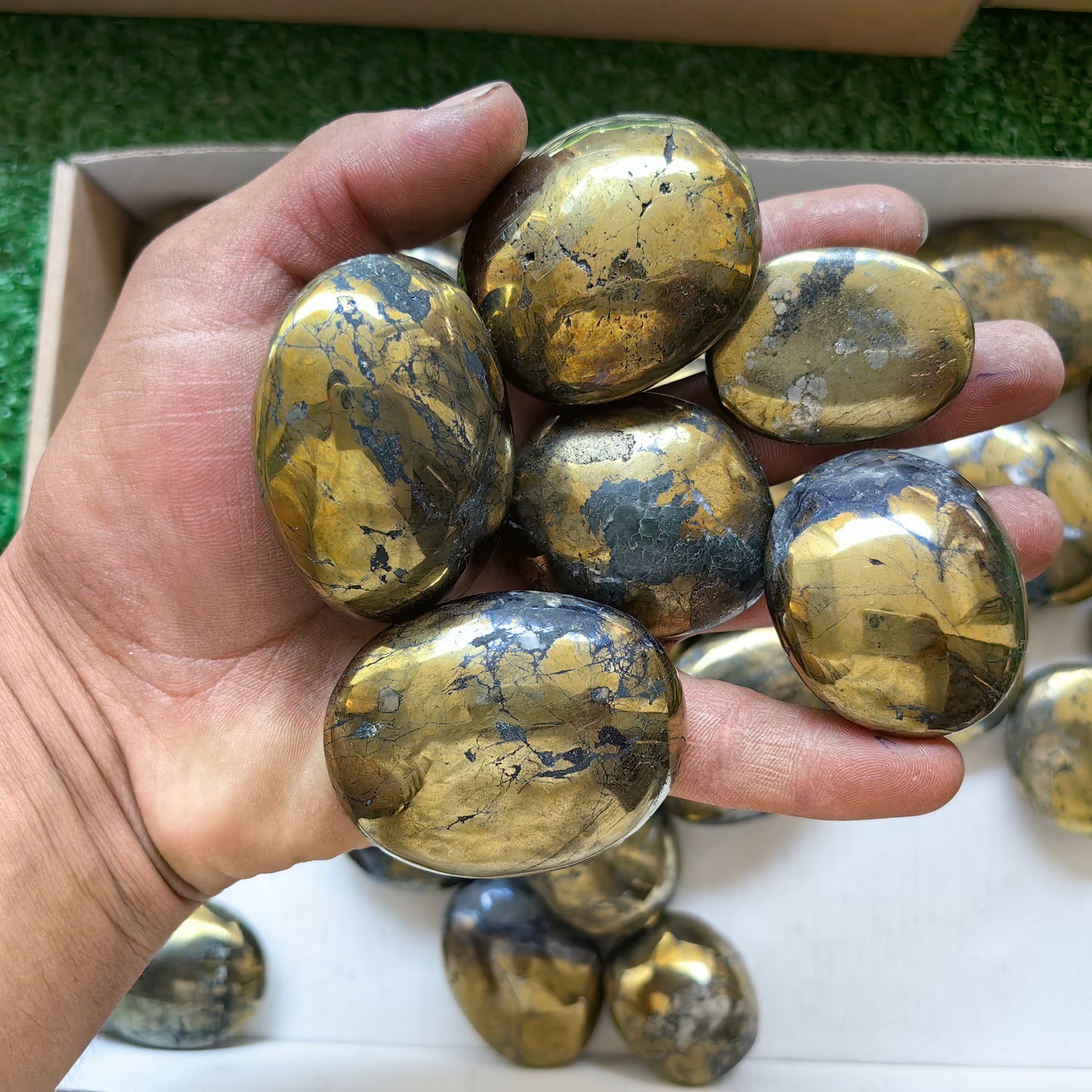 32 pc chalcopyrite with covellite palms
