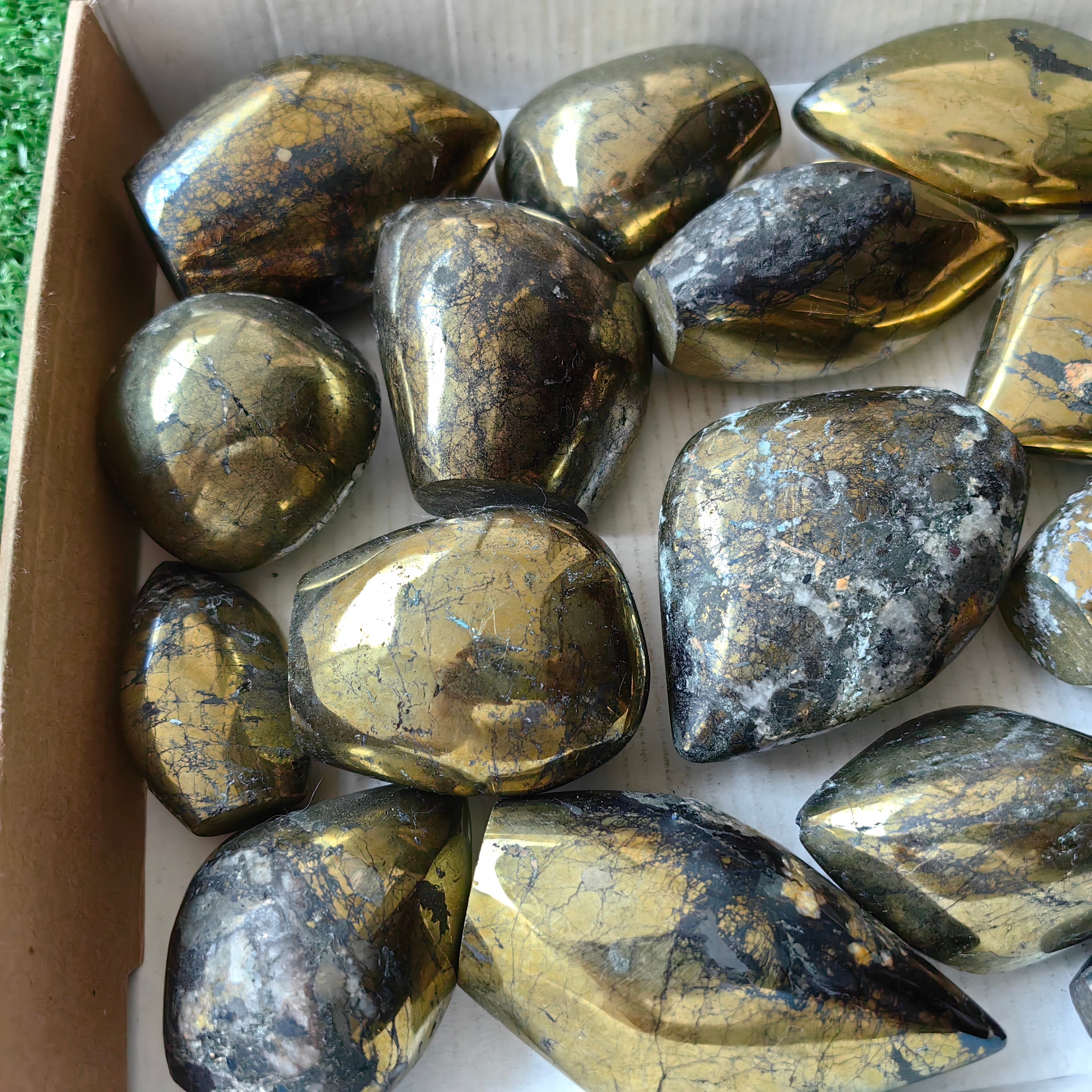 21 pc chalcopyrite with covellite free forms