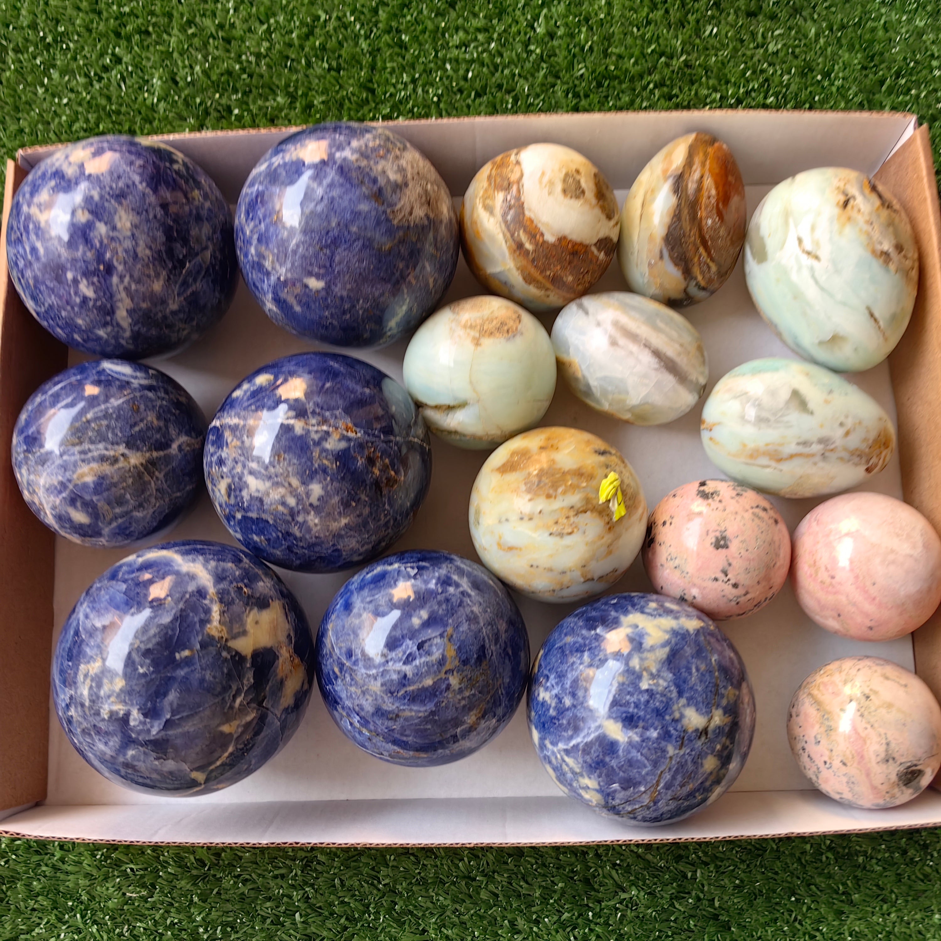 17 pc mixted spheres sodalite, rhodonite & blue opal