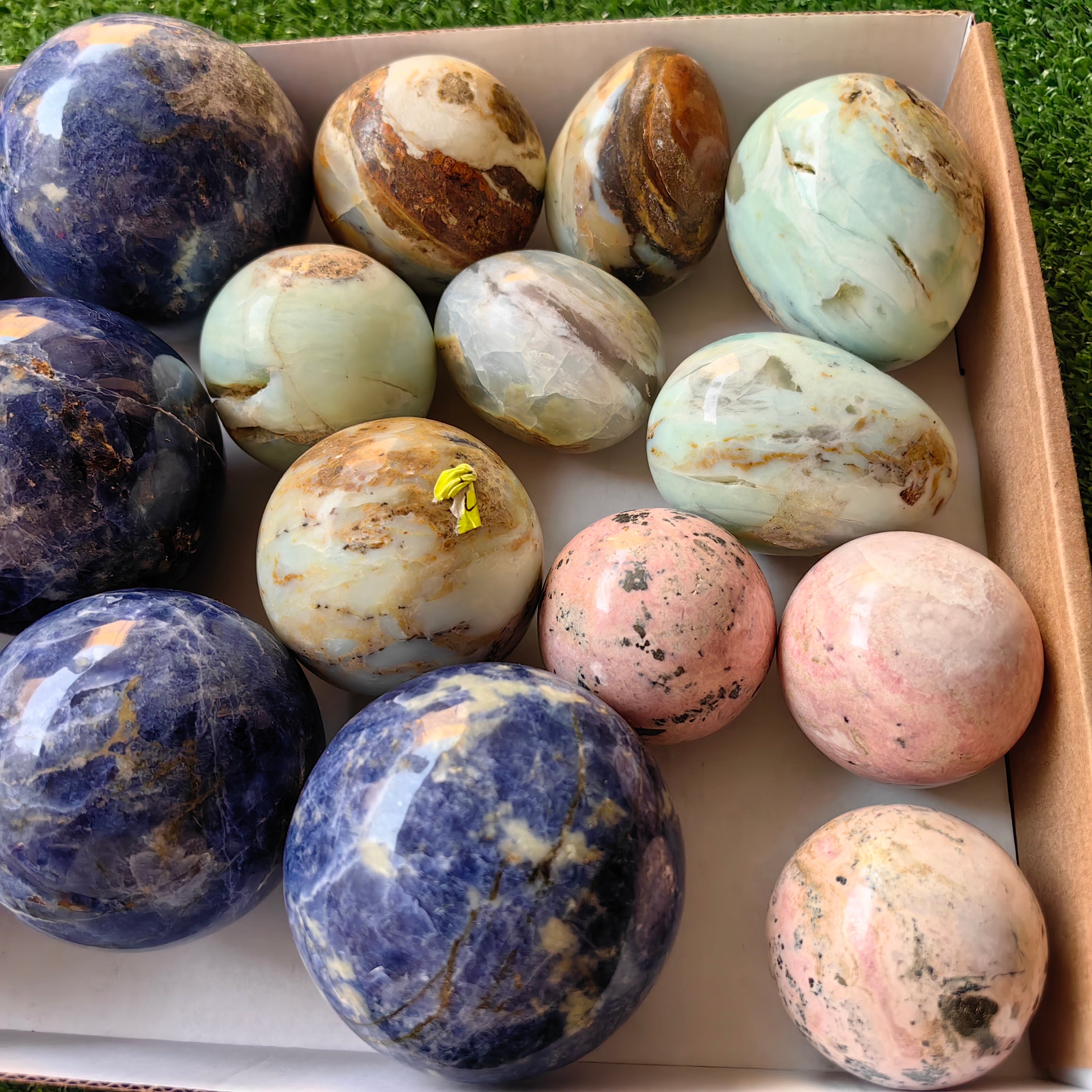 17 pc mixted spheres sodalite, rhodonite & blue opal