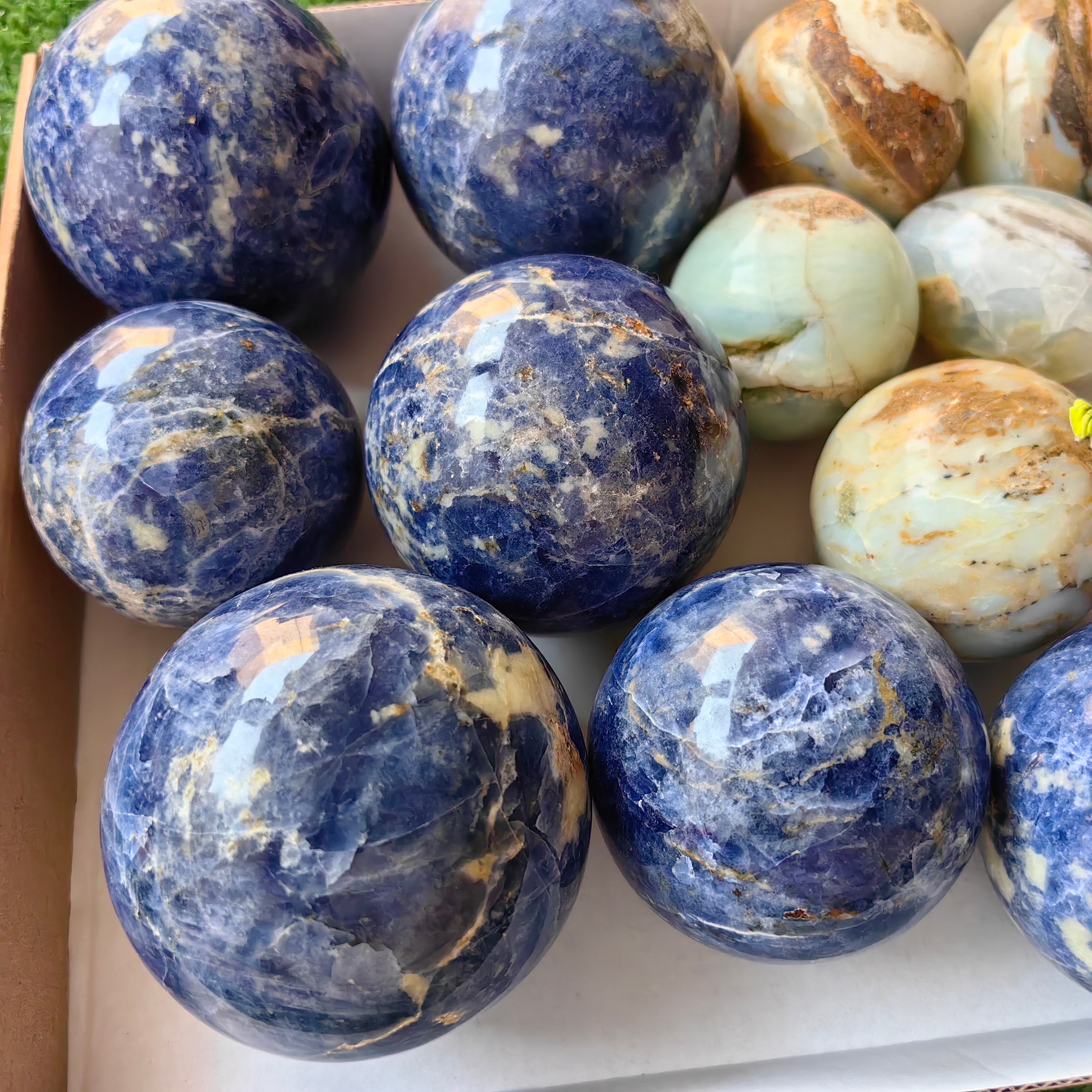 17 pc mixted spheres sodalite, rhodonite & blue opal