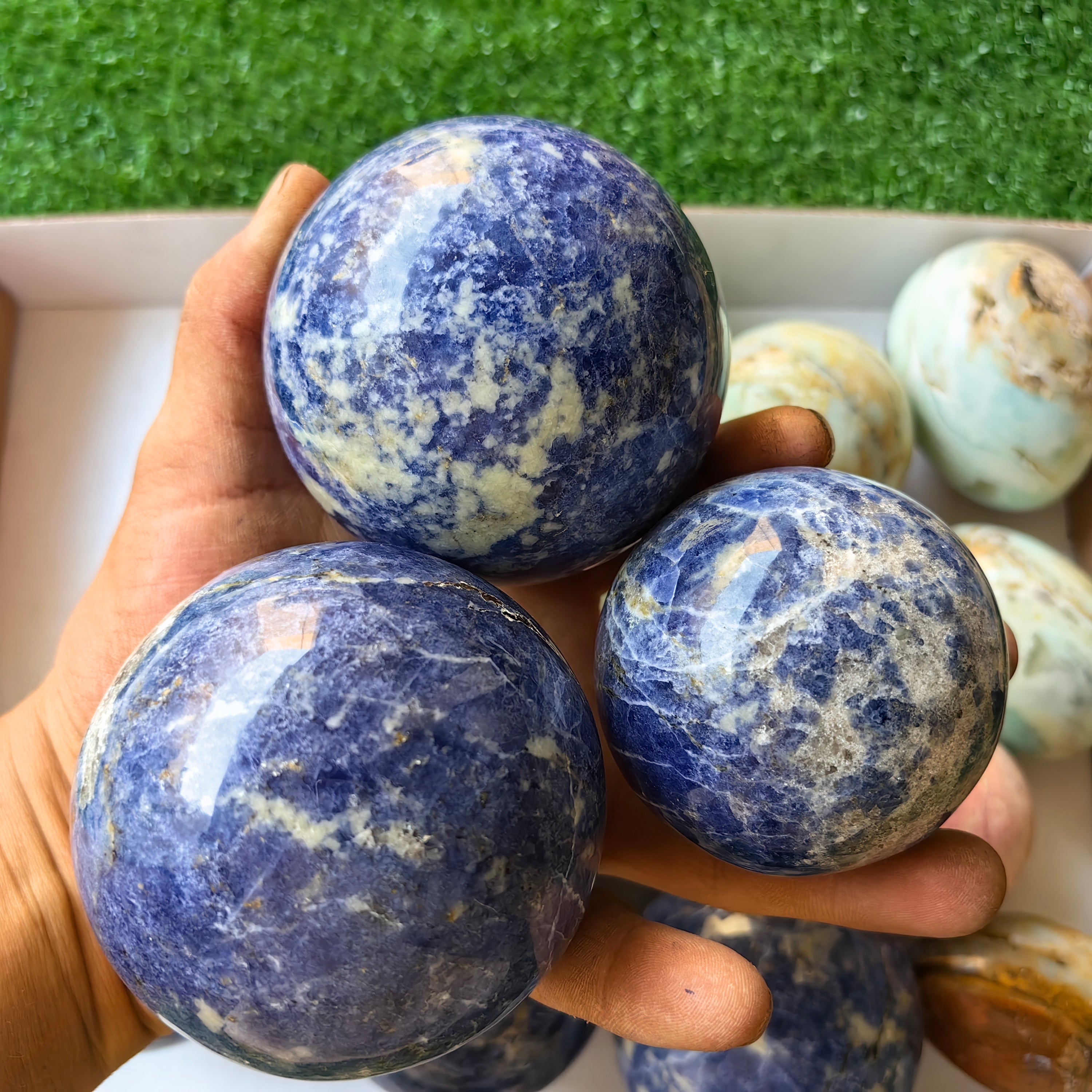 17 pc mixted spheres sodalite, rhodonite & blue opal