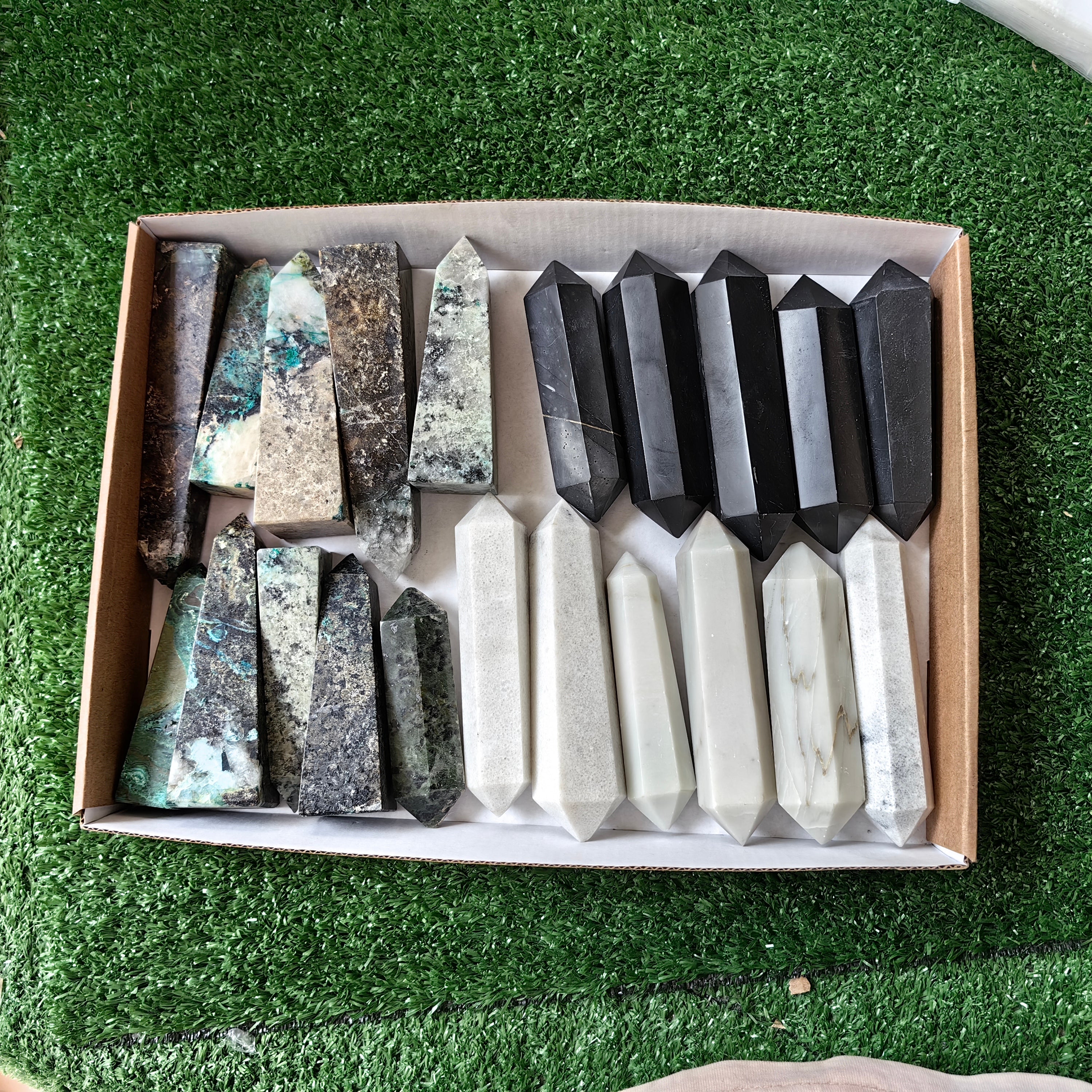 21 pc white onix, black onix & chrysocolla quartz towers