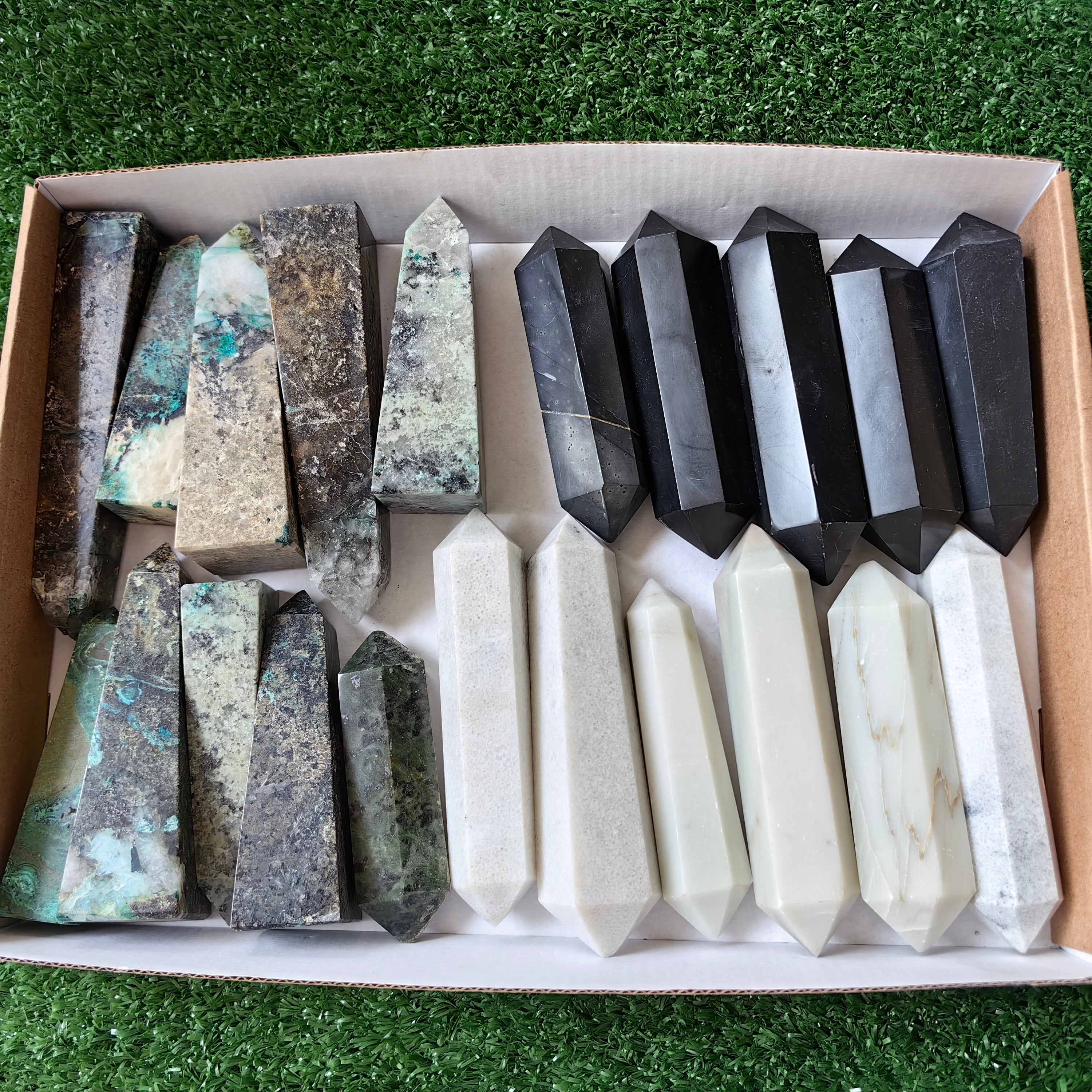 21 pc white onix, black onix & chrysocolla quartz towers