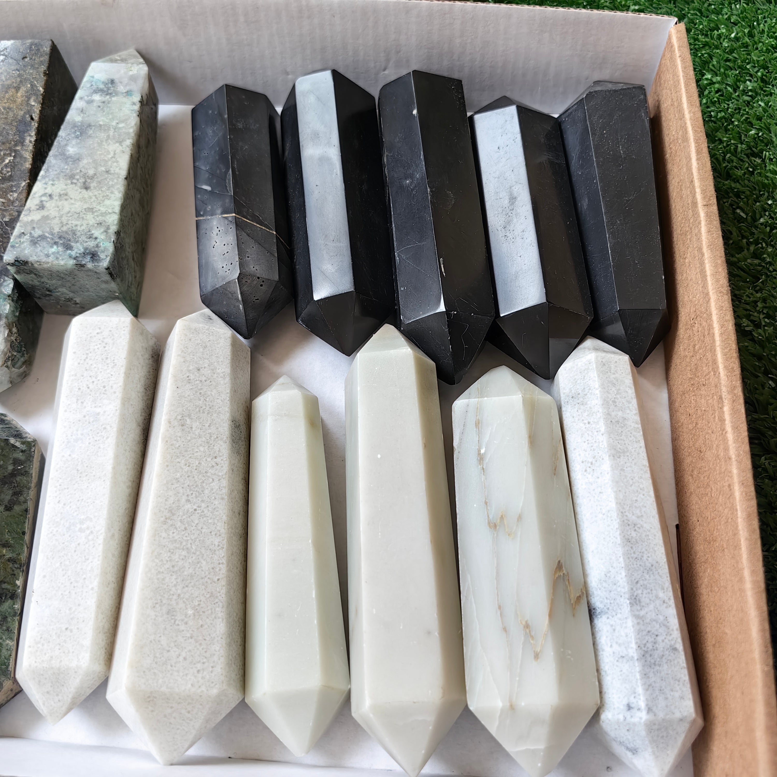 21 pc white onix, black onix & chrysocolla quartz towers