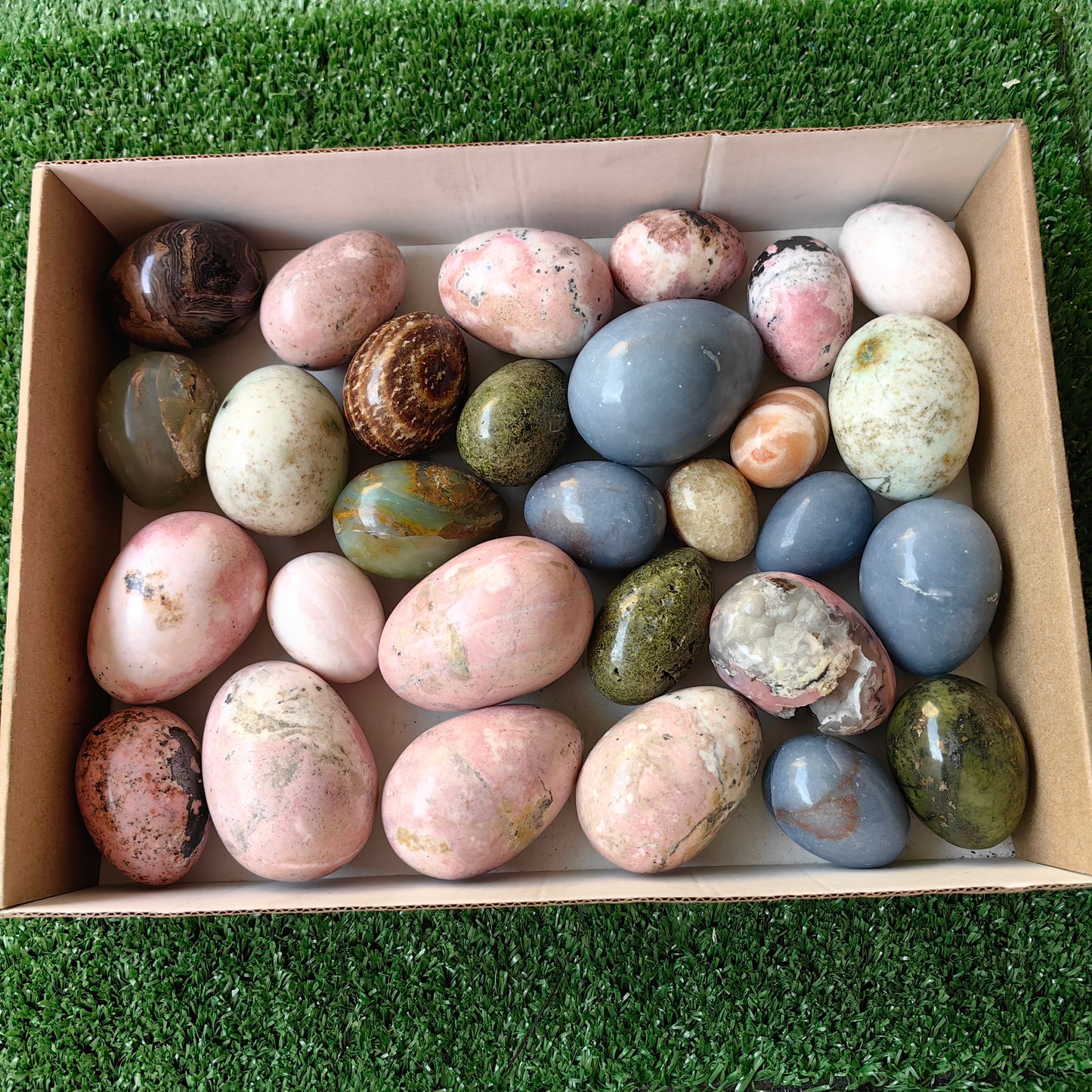 29 pc carving eggs in mixted stones