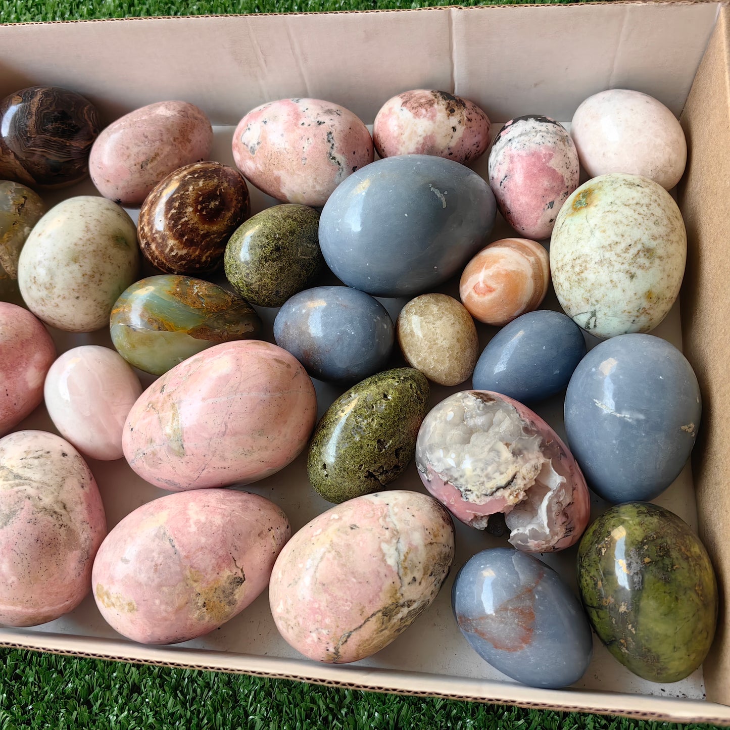 29 pc carving eggs in mixted stones