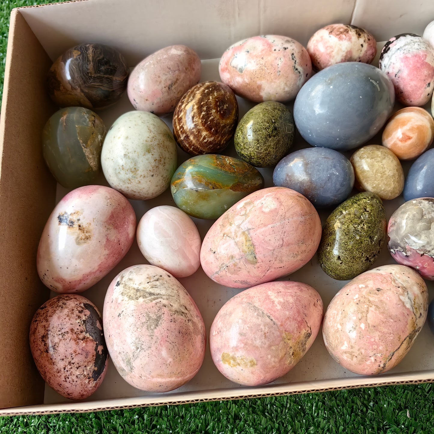29 pc carving eggs in mixted stones