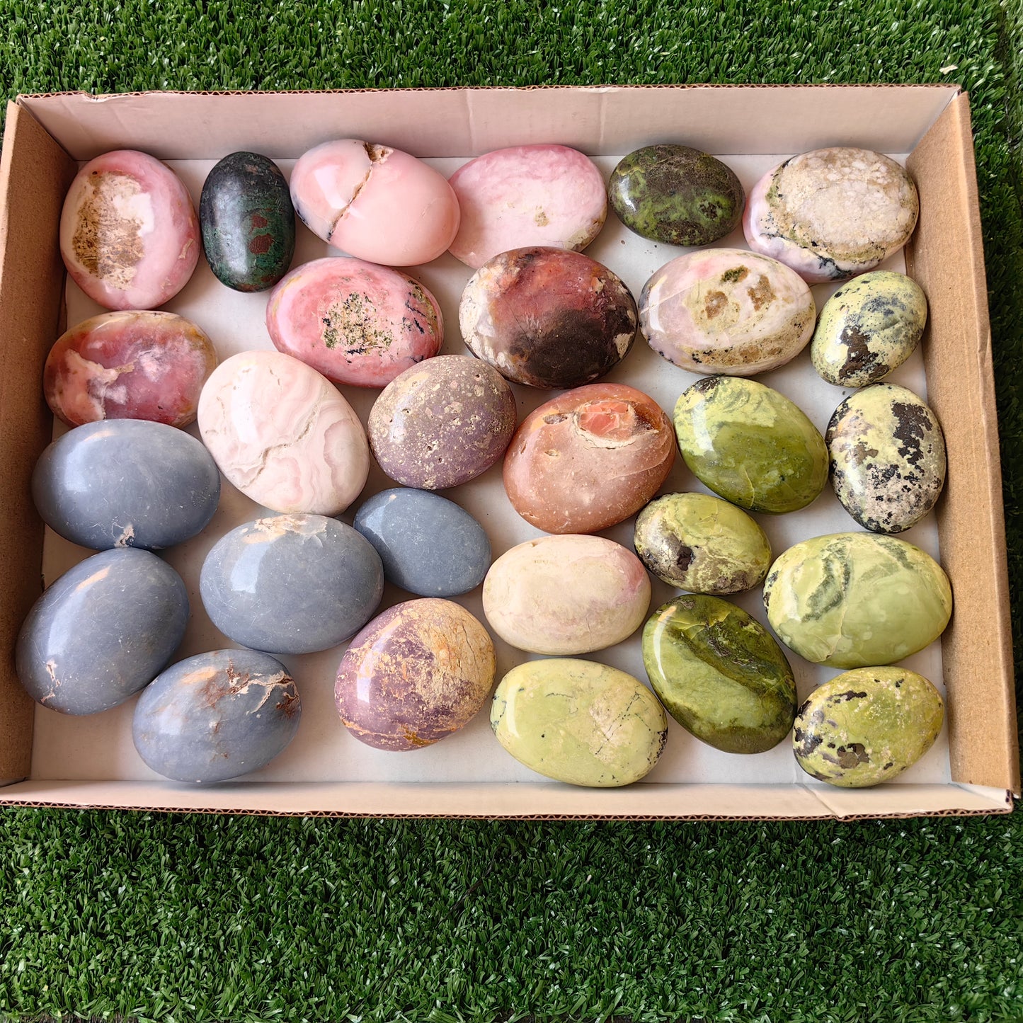 28 pc carving palms in mixted stones