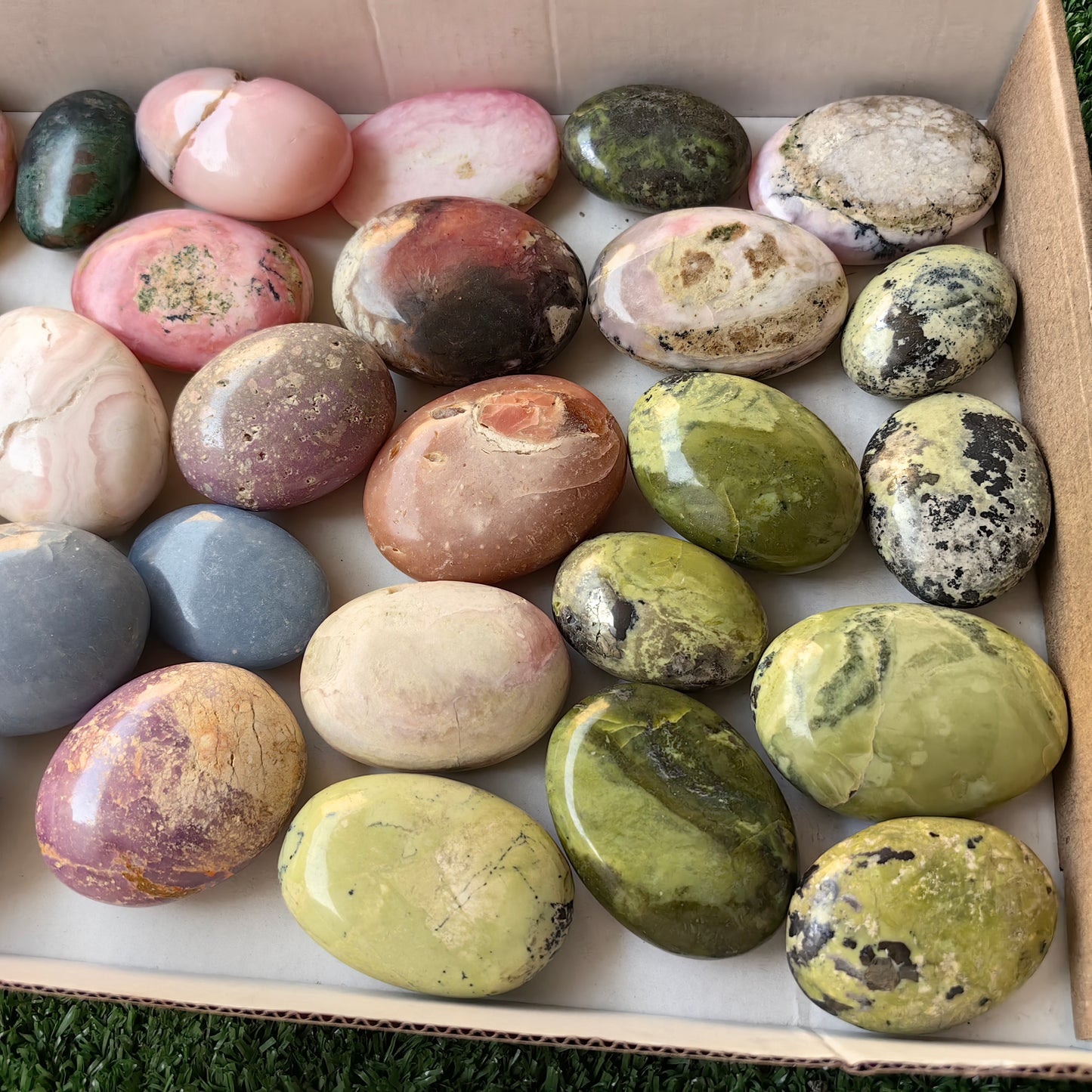 28 pc carving palms in mixted stones