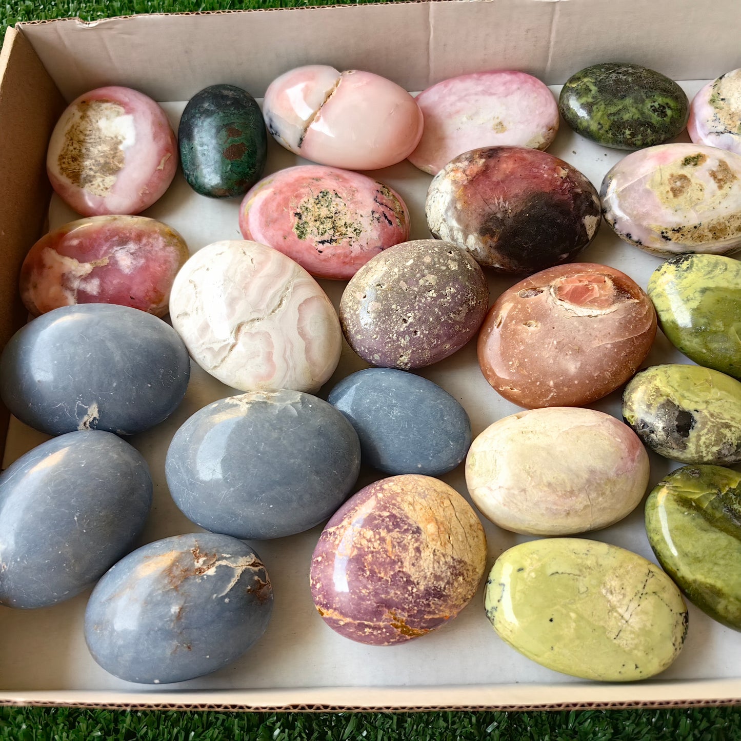 28 pc carving palms in mixted stones