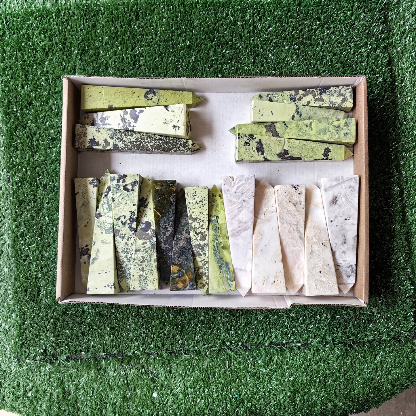 20 pc mangano calcite & serpentine towers