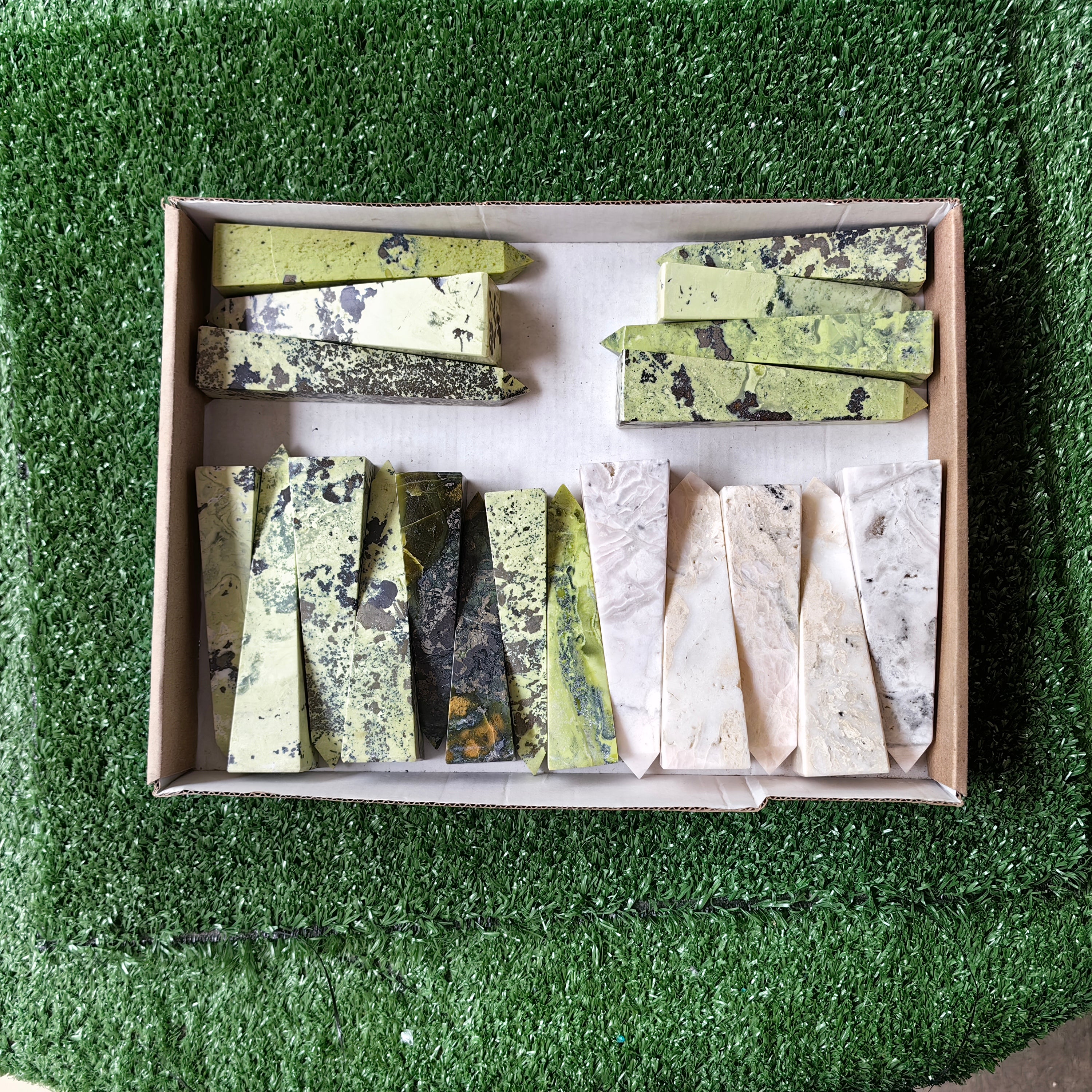 20 pc mangano calcite & serpentine towers