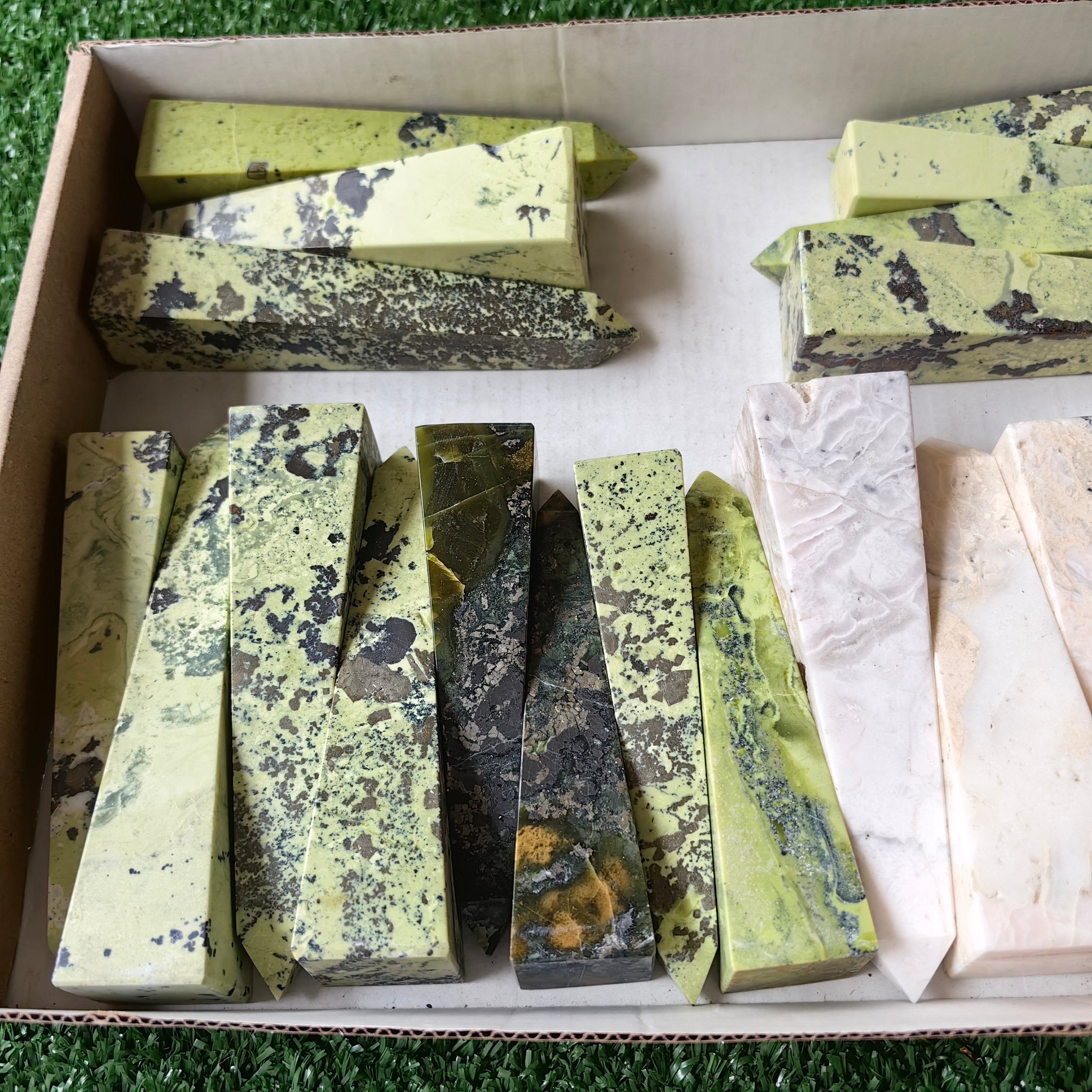 20 pc mangano calcite & serpentine towers