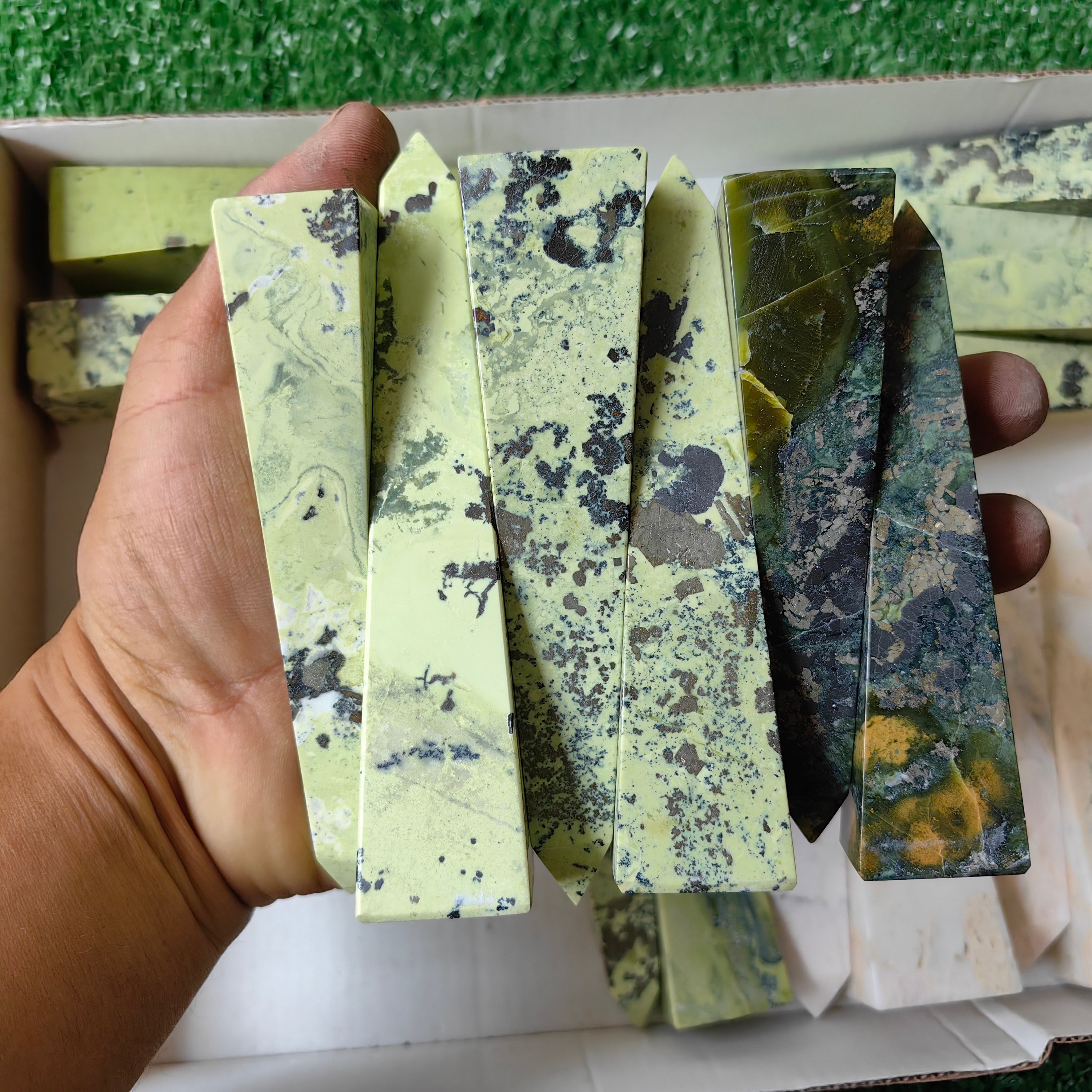 20 pc mangano calcite & serpentine towers