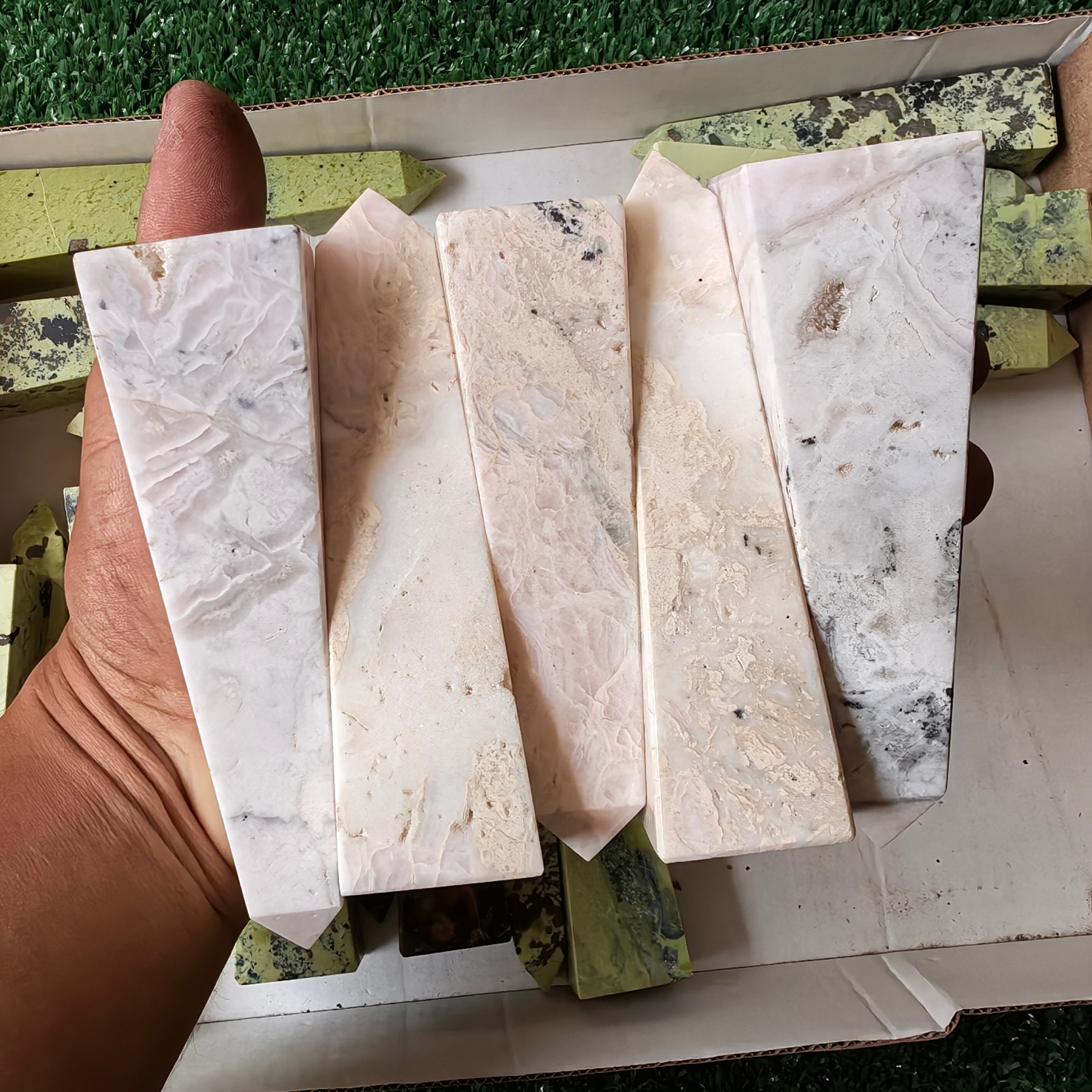 20 pc mangano calcite & serpentine towers