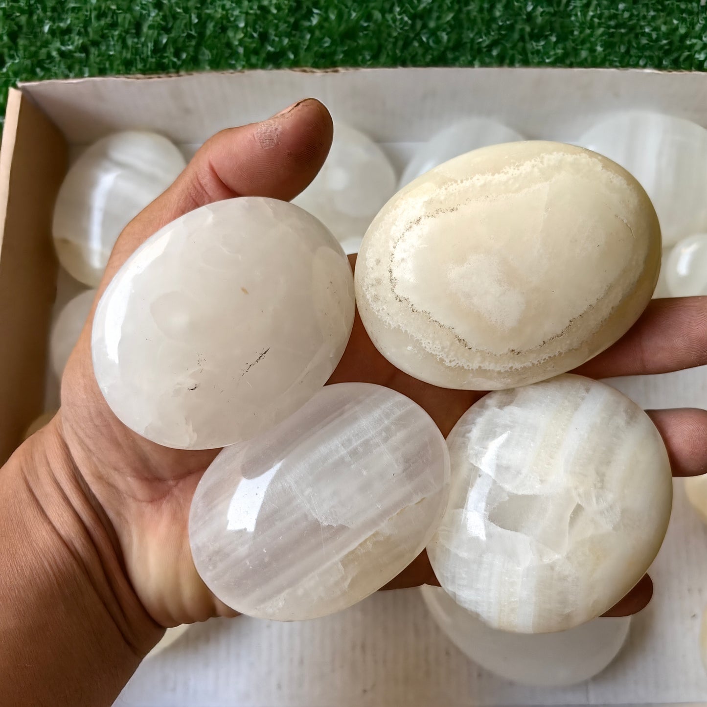 21 pc white onix palm & hearts
