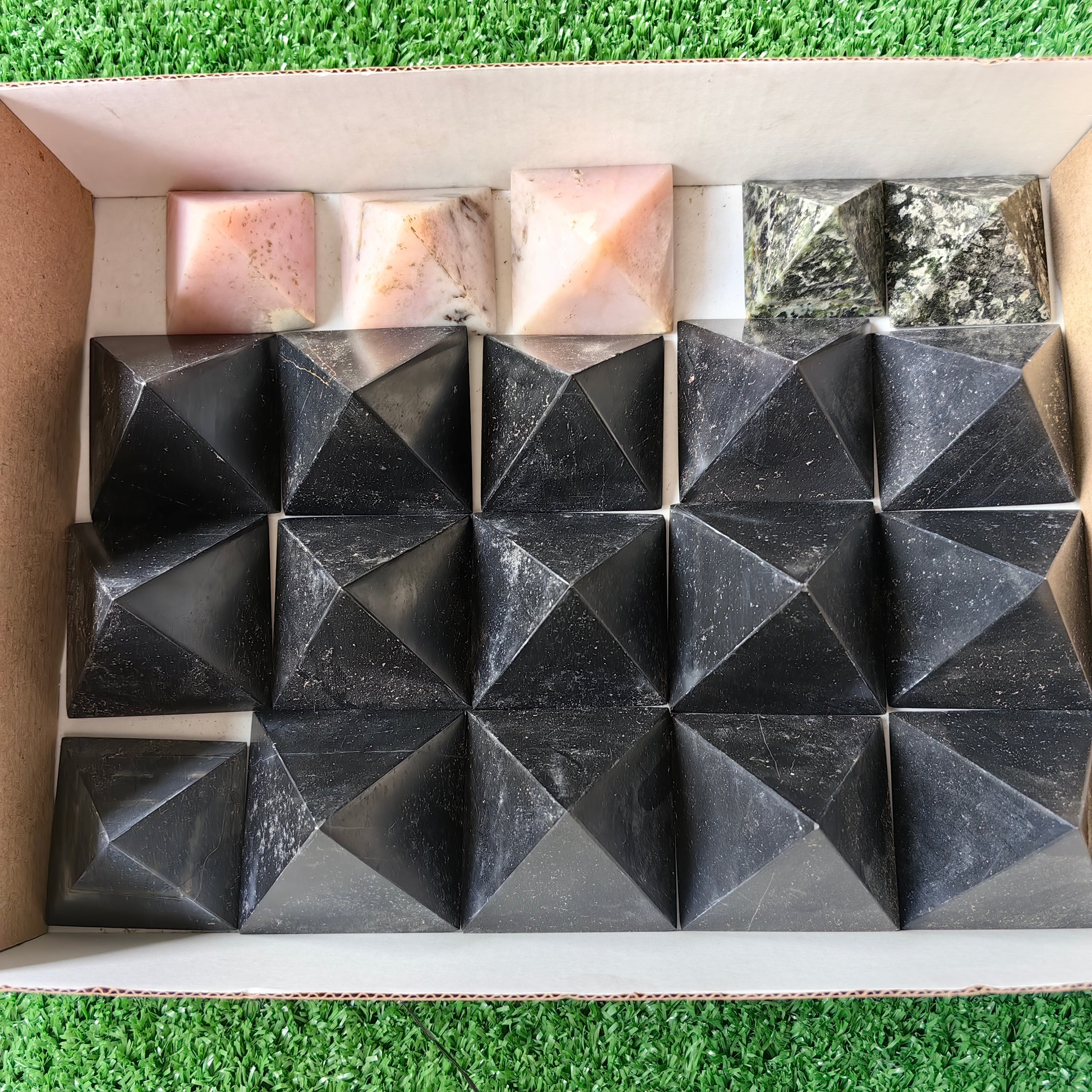 20 pc nephrite, pink opal& black onix pyramids