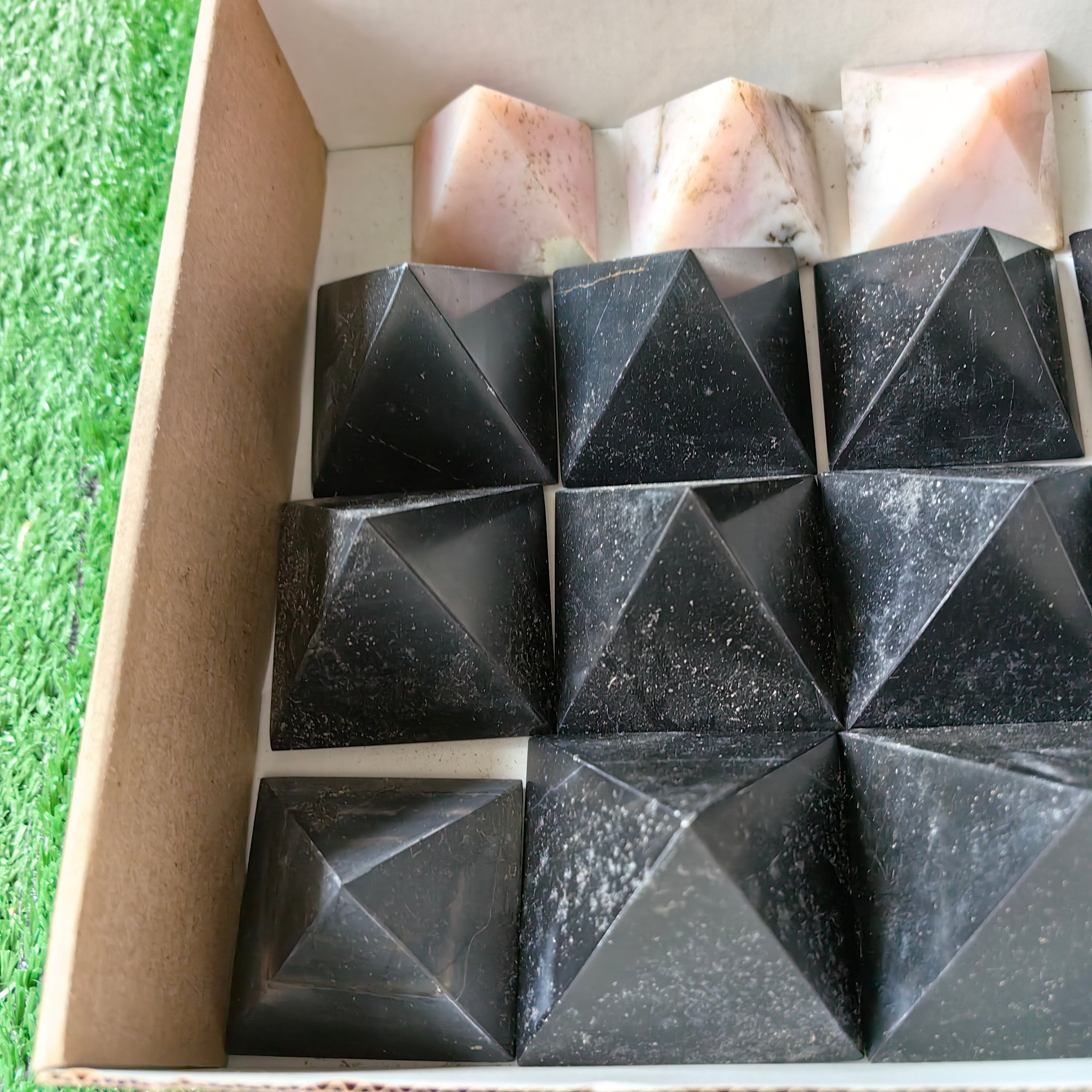 20 pc nephrite, pink opal& black onix pyramids