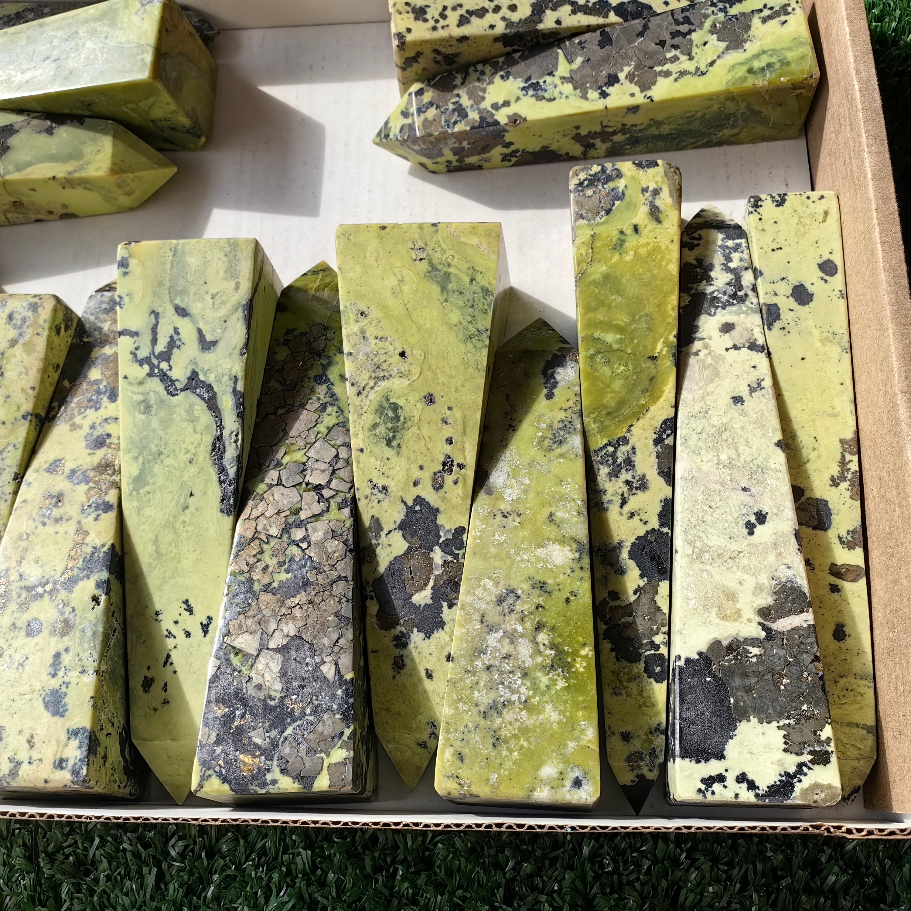 17 pc green serpentine with pyrite towers