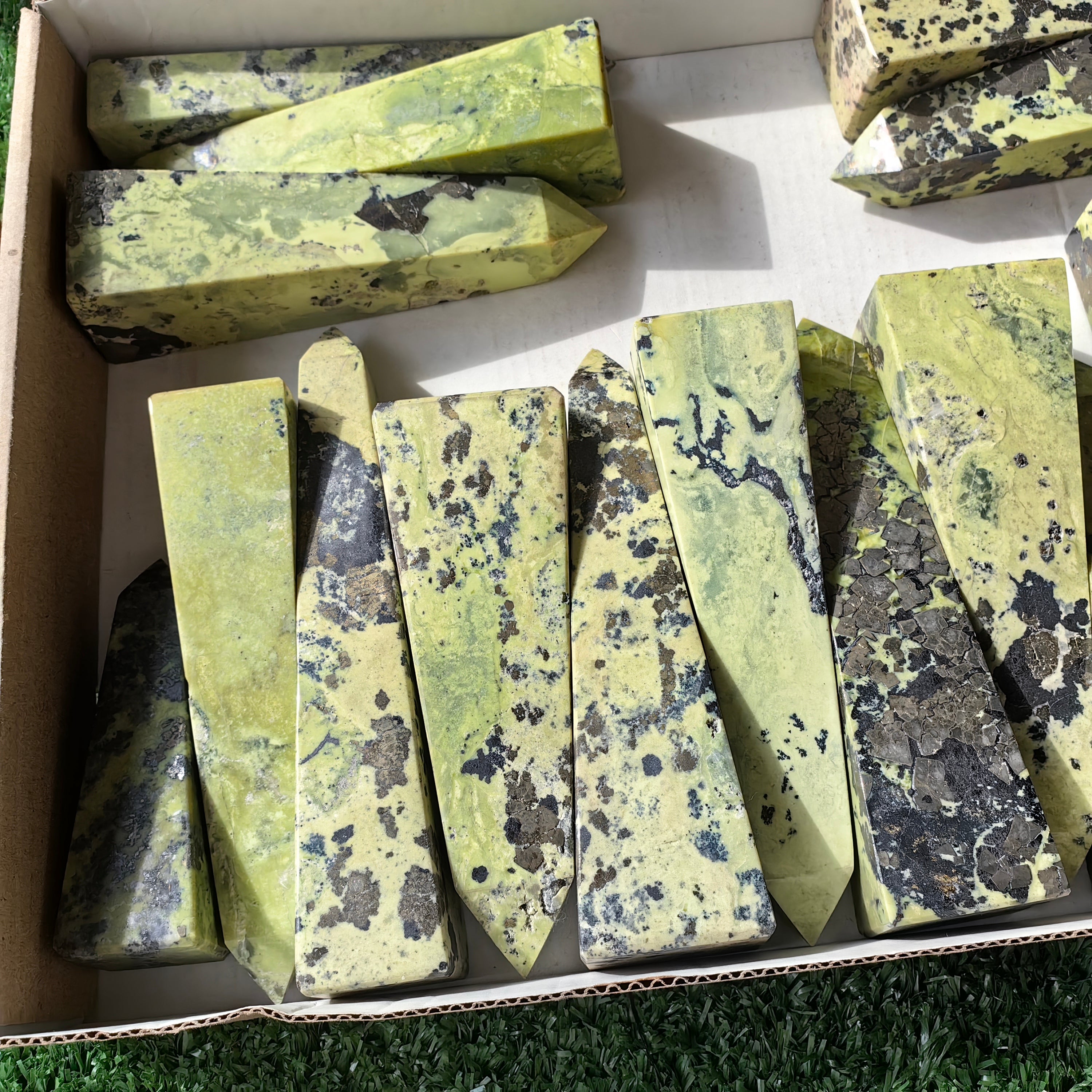 17 pc green serpentine with pyrite towers