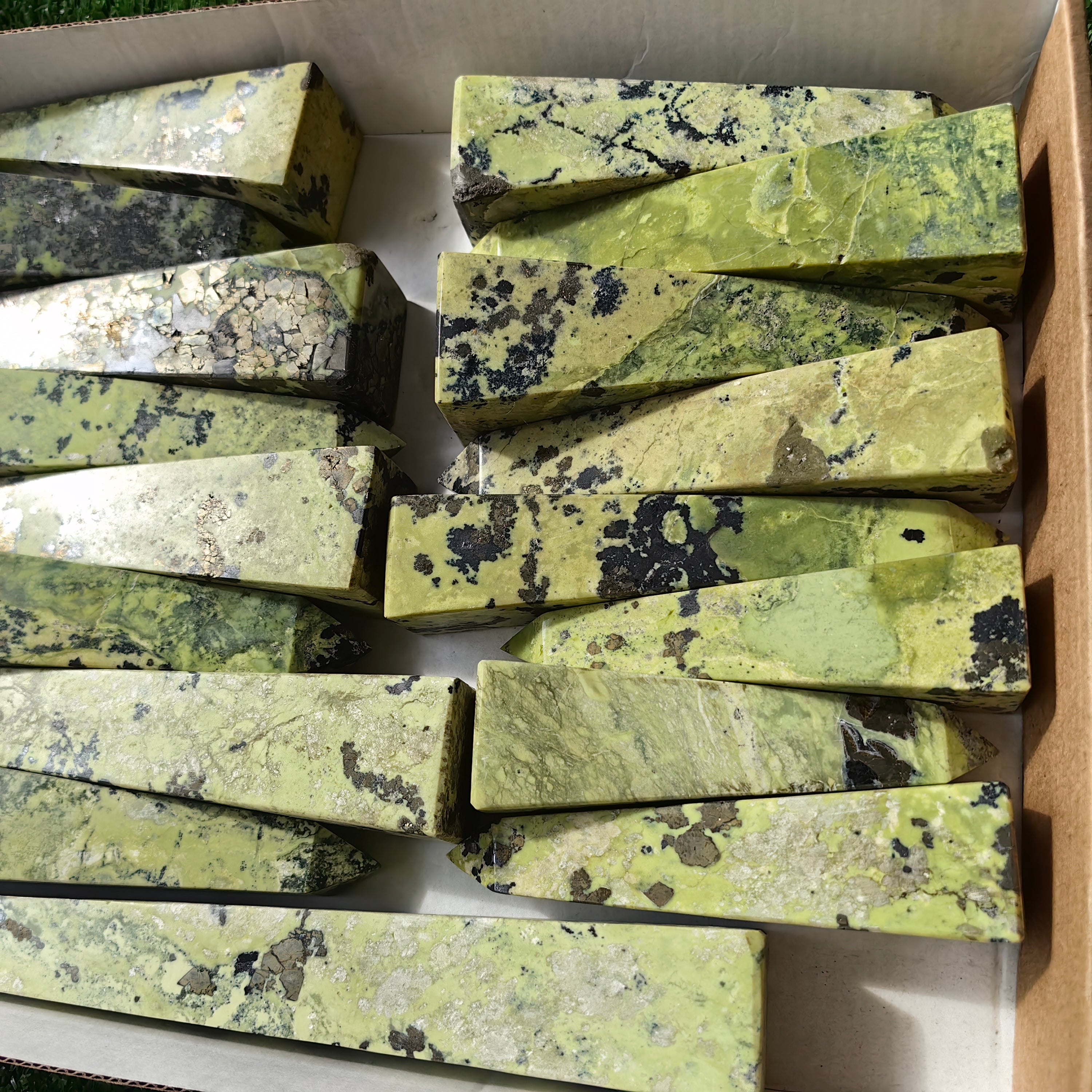 17 pc green serpentine with pyrite towers