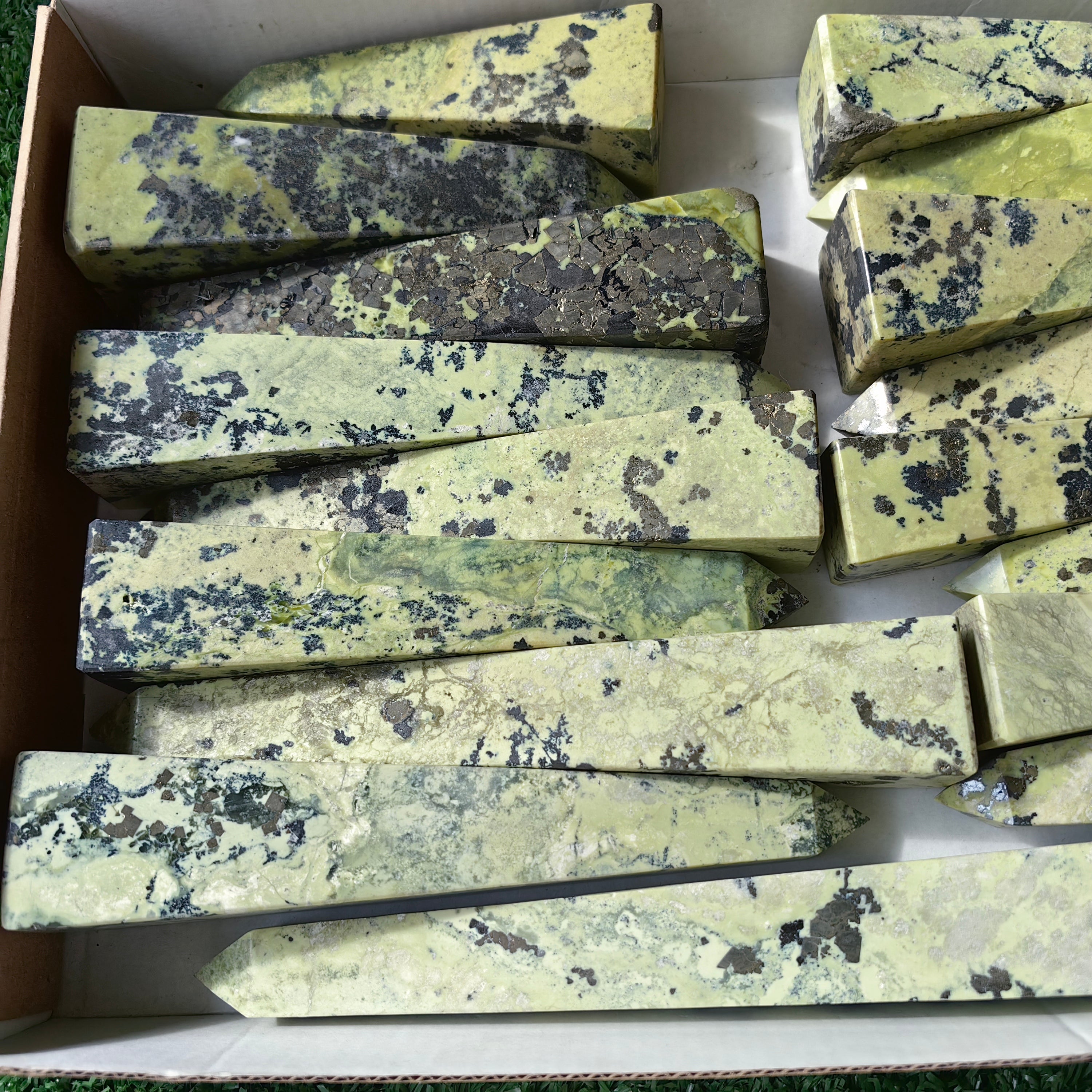 17 pc green serpentine with pyrite towers