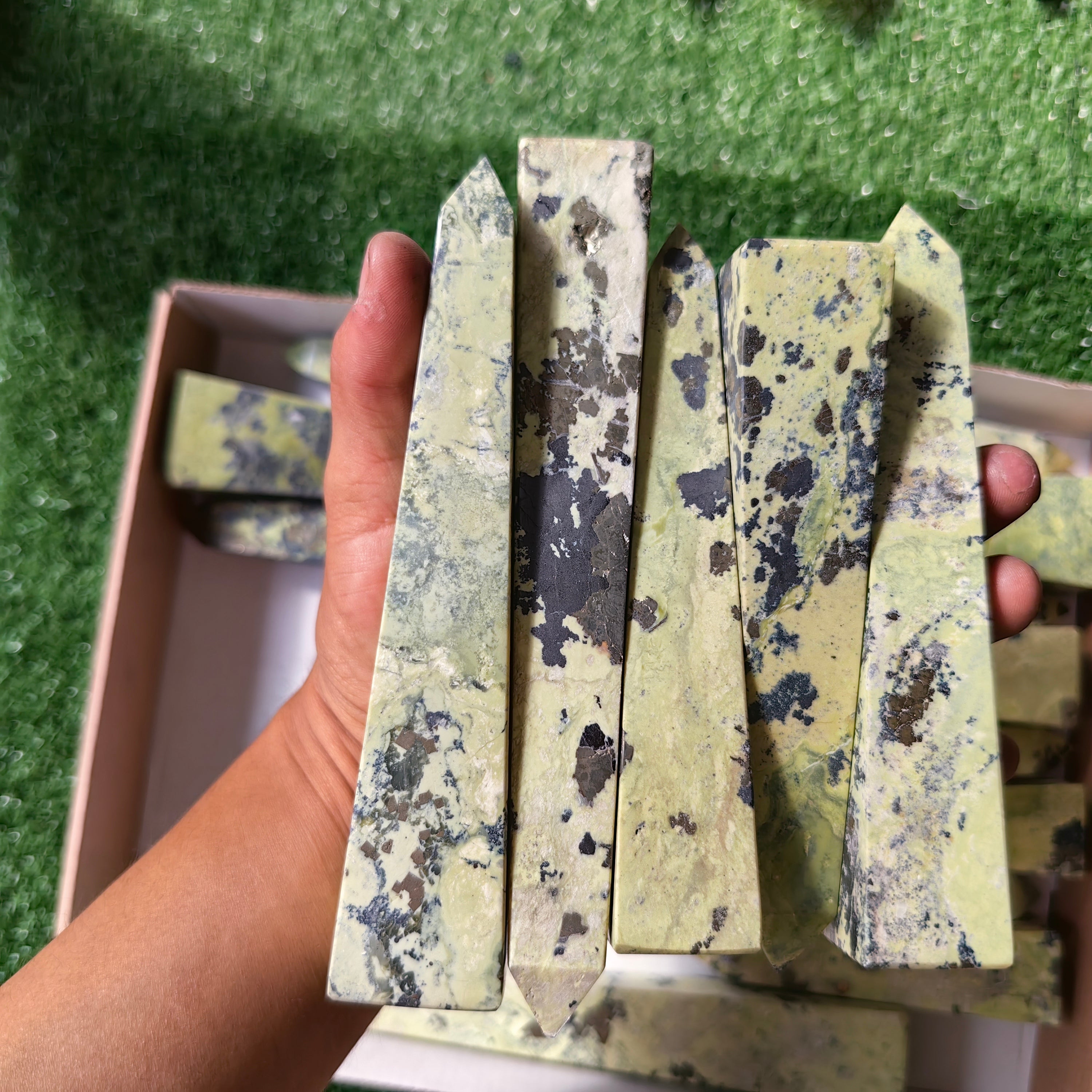 17 pc green serpentine with pyrite towers